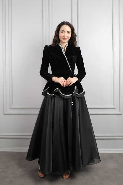 طقم تنورة وجاكيت مخملي مزين بالكريستالات -اسود