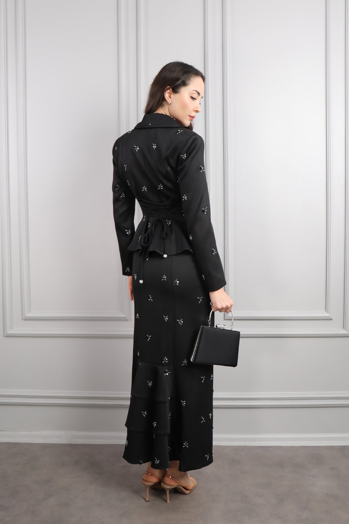 طقم تنورة وجاكيت مطرز بالفصوص مع اكسسوار حقيبة -اسود