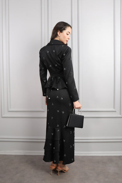 طقم تنورة وجاكيت مطرز بالفصوص مع اكسسوار حقيبة -اسود