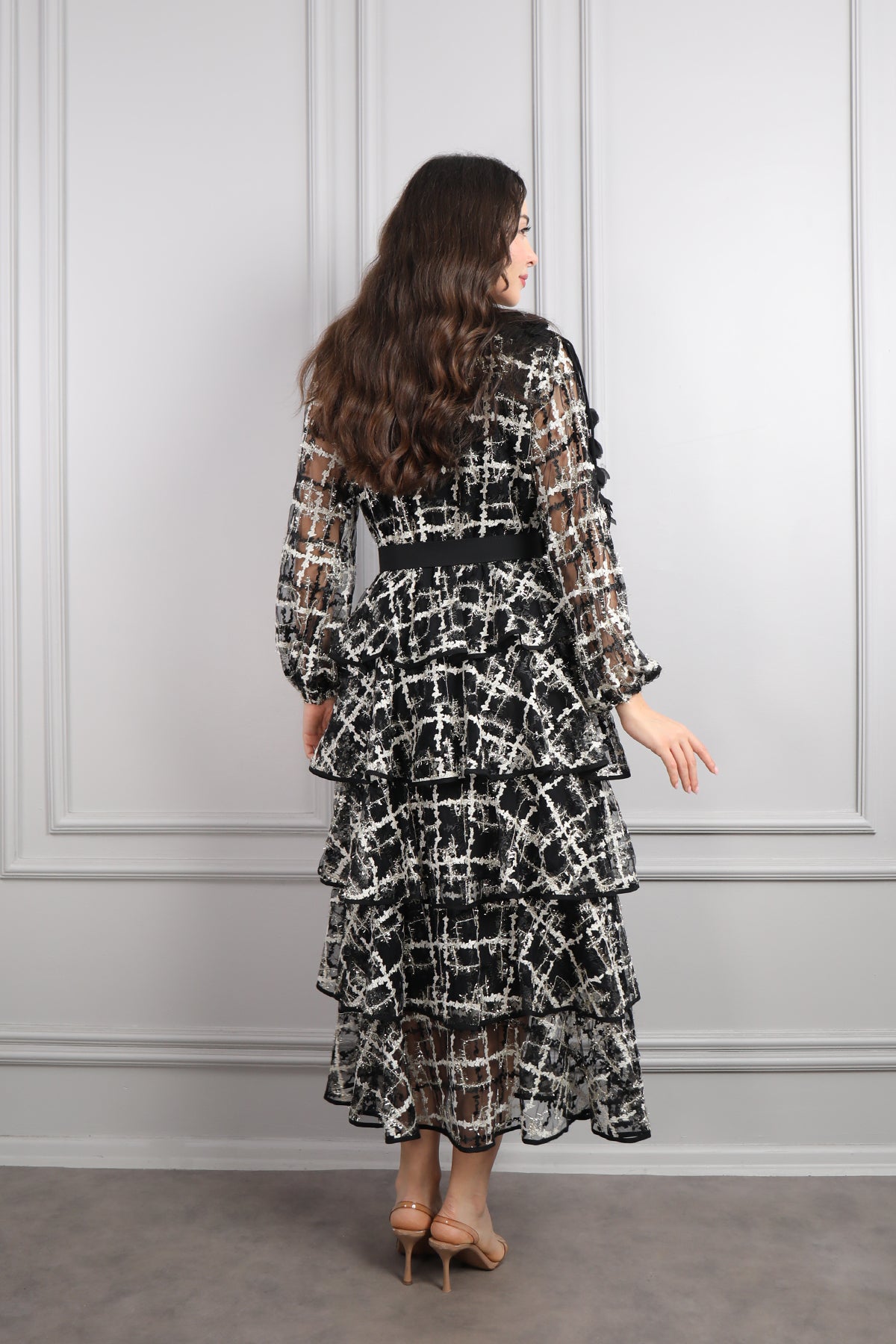 فستان بياقة ورود بتفاصيل طبقات مع حزام مقاس كبير -اسود ورمادي