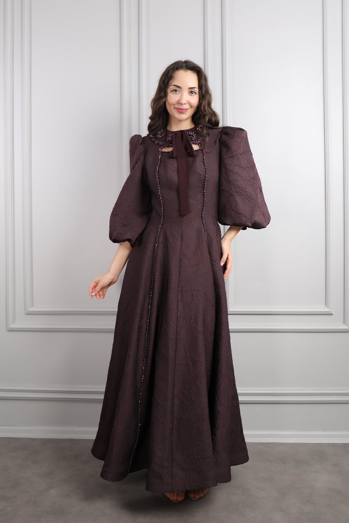 فستان باكمام بالون بتطريزات خرزية -كرزي