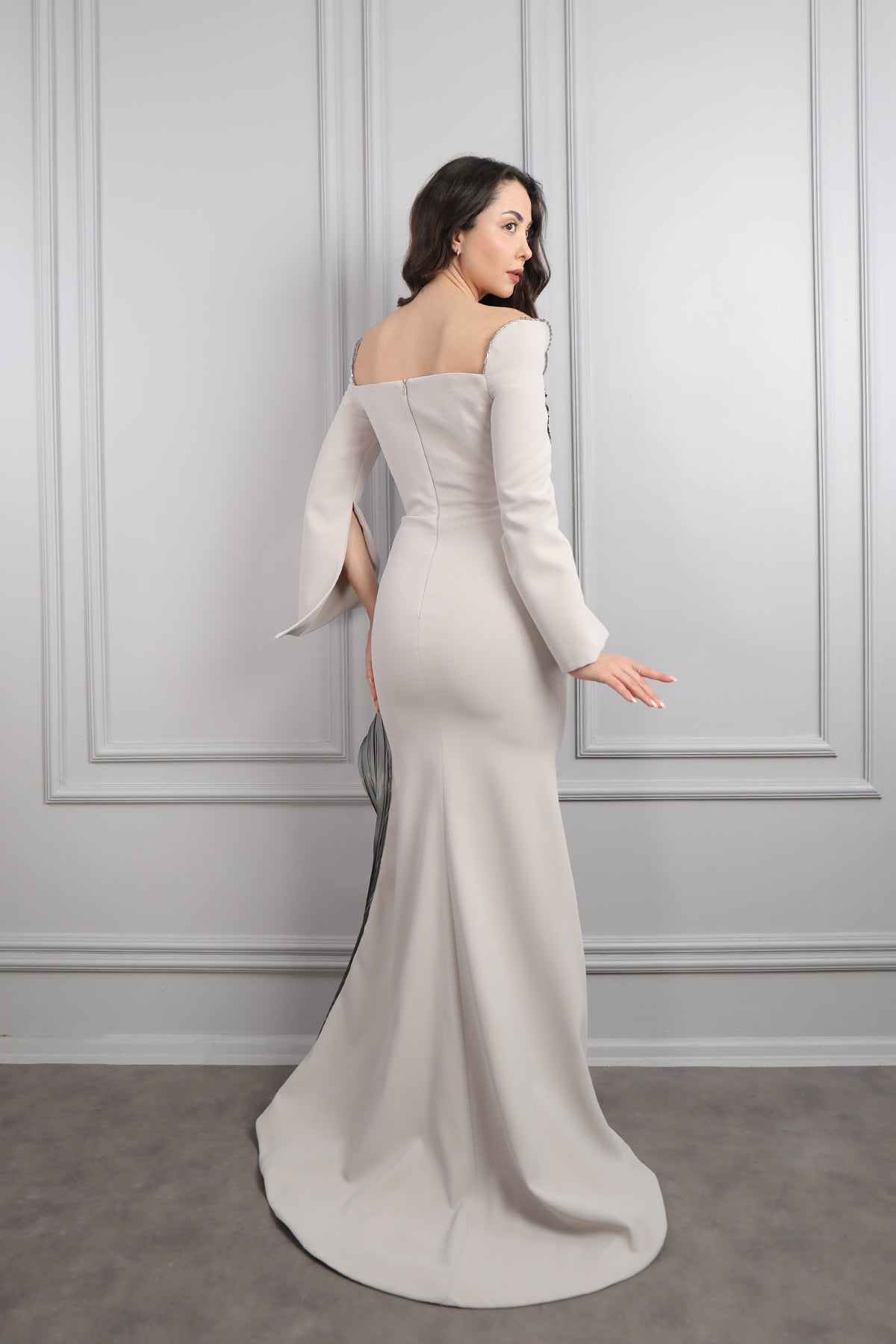 فستان سهرة مزين بتطريزات خرزية وتصميم مموج مقاس كبير -رمادي