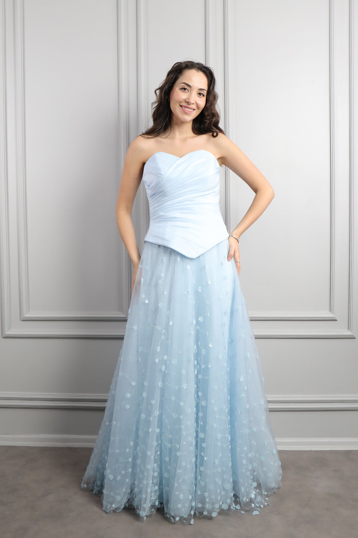 فستان سهرة سترابلس بتنورة تول وشال طويل -سماوي