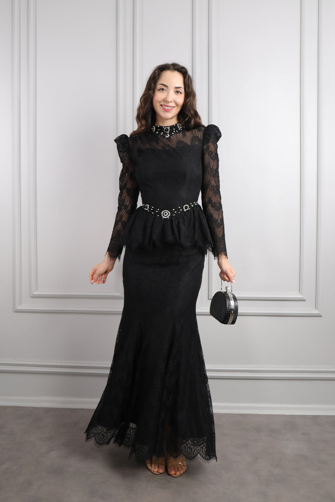 طقم دانتيل خناقي بتطريزات خرزية عالياقة والخصر باكمام شفافة -اسود