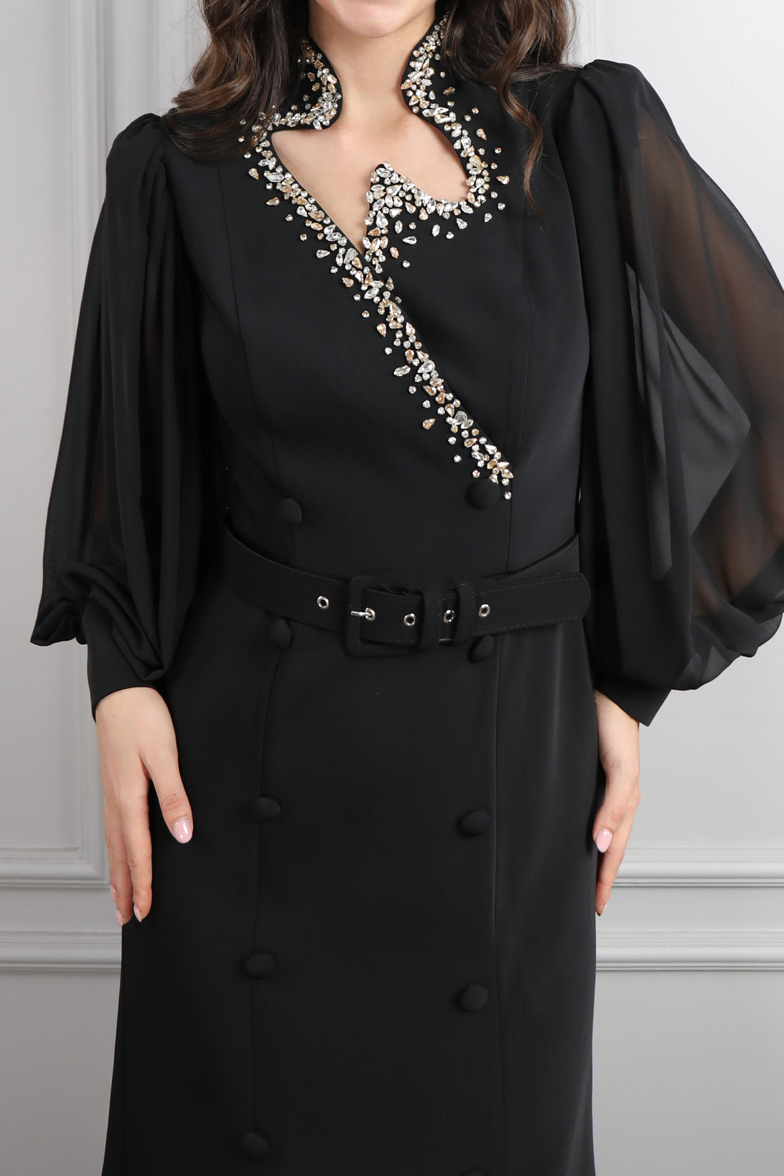 فستان بتفاصيل كريستالية واكمام واسعة وزينة ازرار -اسود