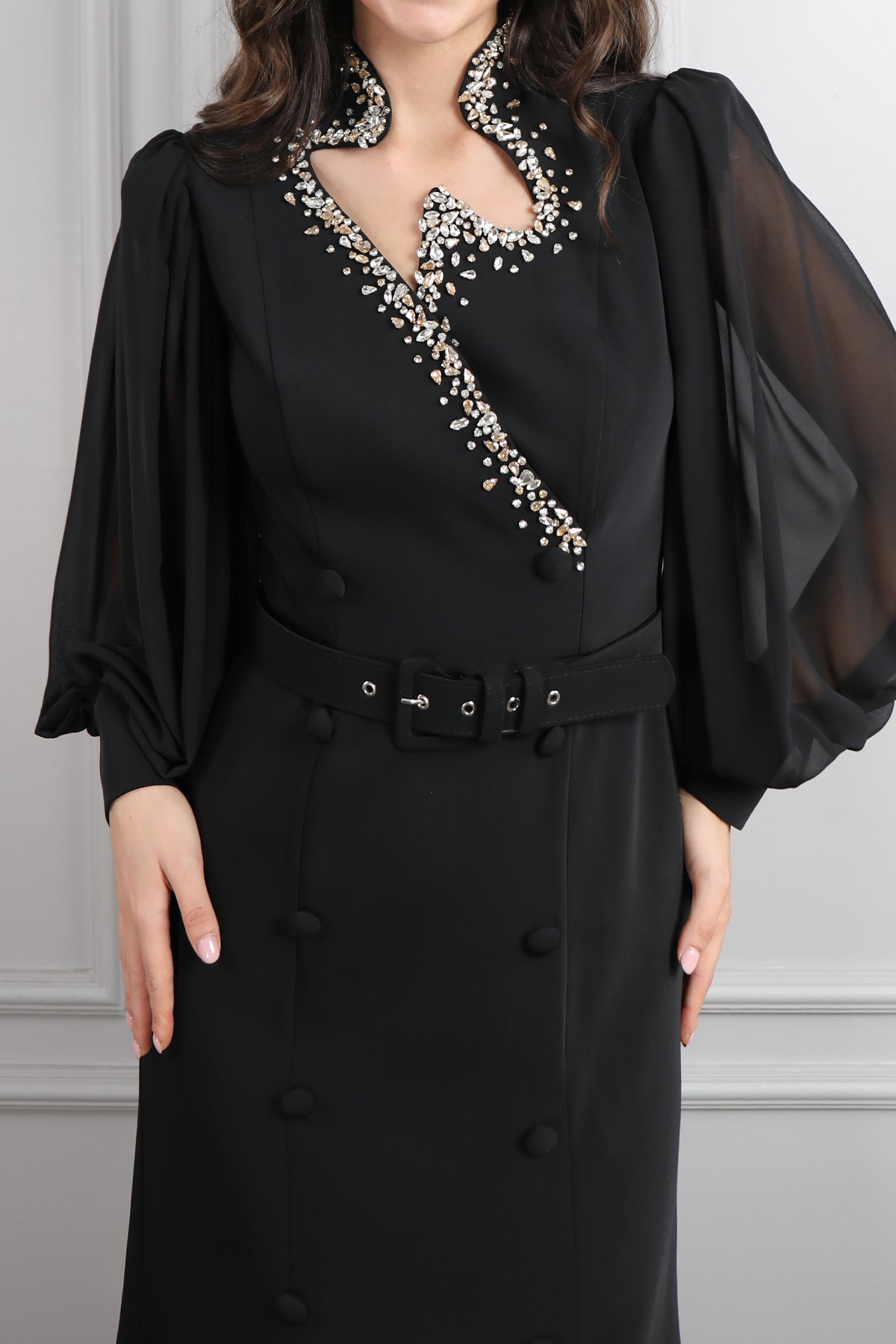 فستان بتفاصيل كريستالية واكمام واسعة وزينة ازرار -اسود