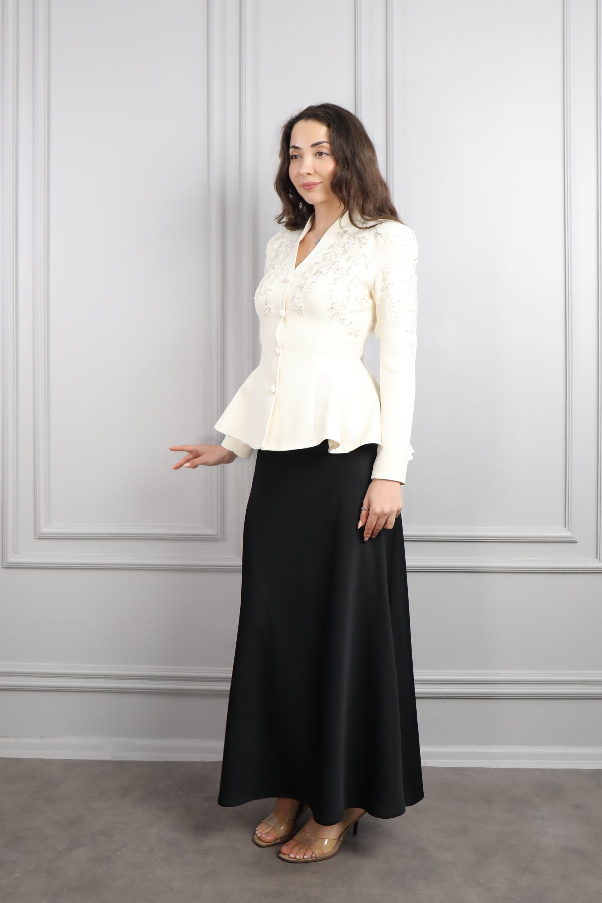 طقم تنورة وجاكيت مطرز بالخرز -اسود وسكري