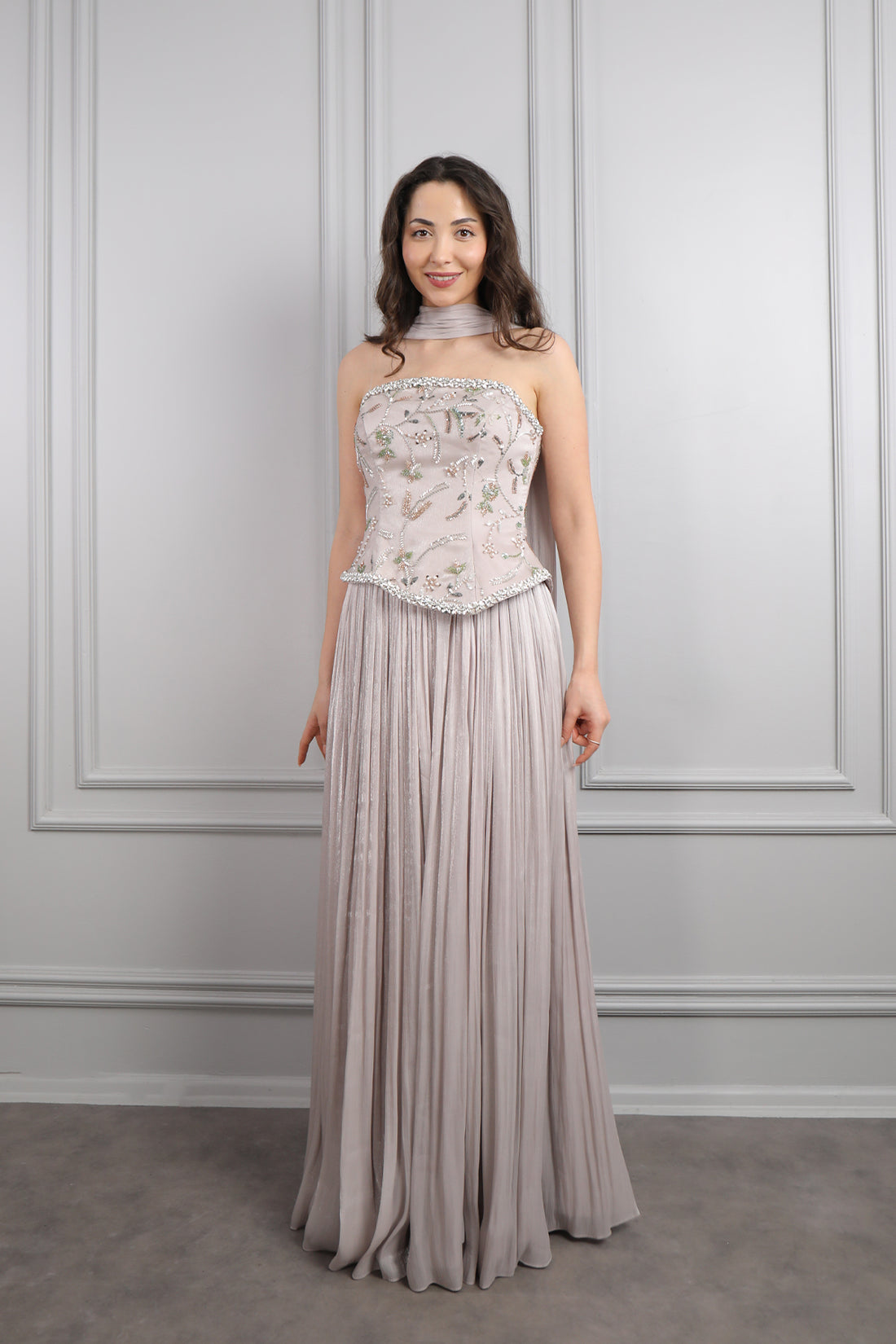 فستان سهرة شيفون بتوب سترابلس مطرز بالخرز مع شال -بيج