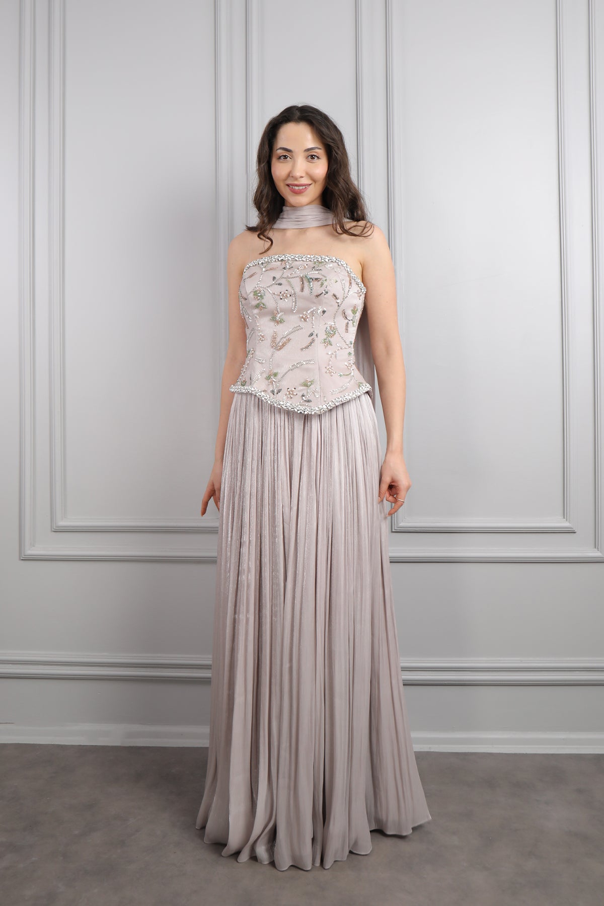 فستان سهرة شيفون بتوب سترابلس مطرز بالخرز مع شال -بيج