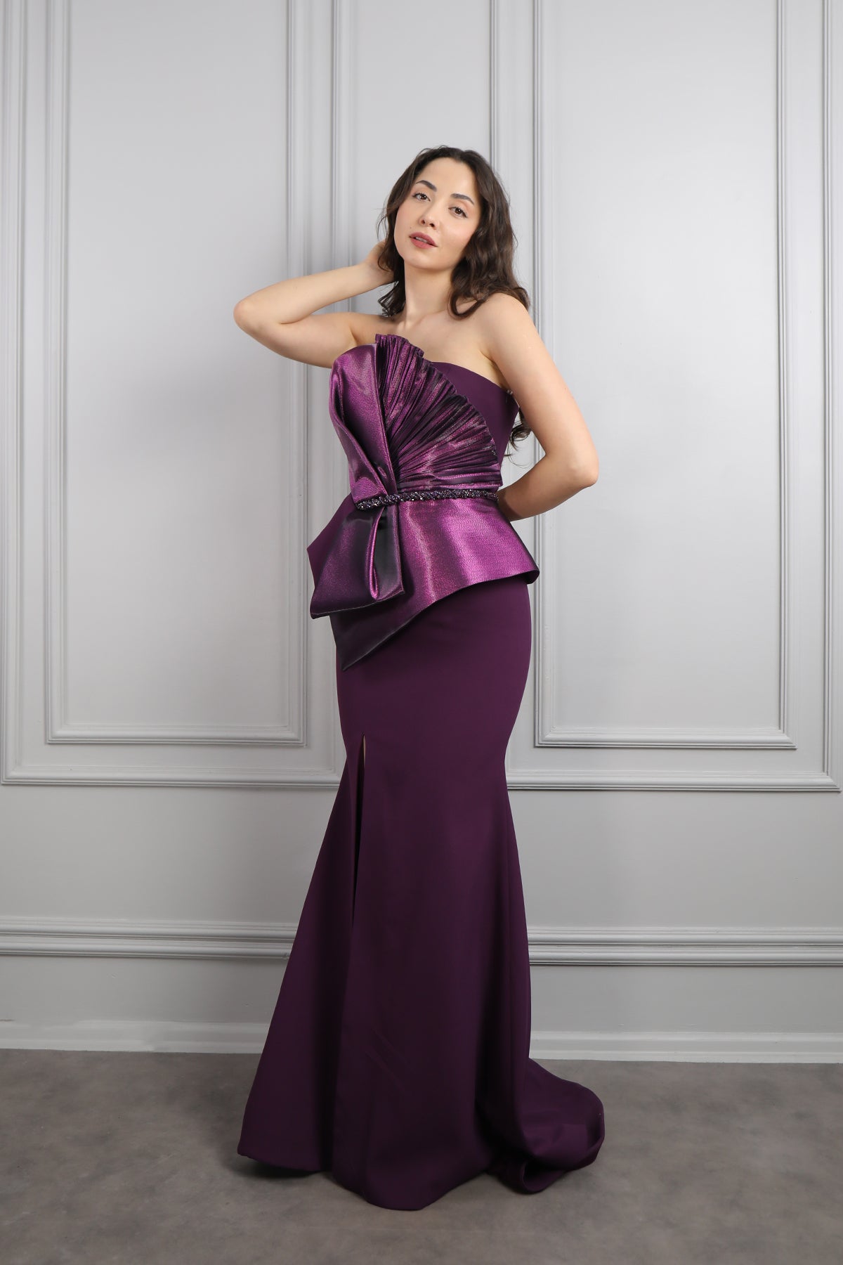 فستان سهرة سترابلس بتصميم فيونكة امامية وحزام لامع مقاس كبير- موفي