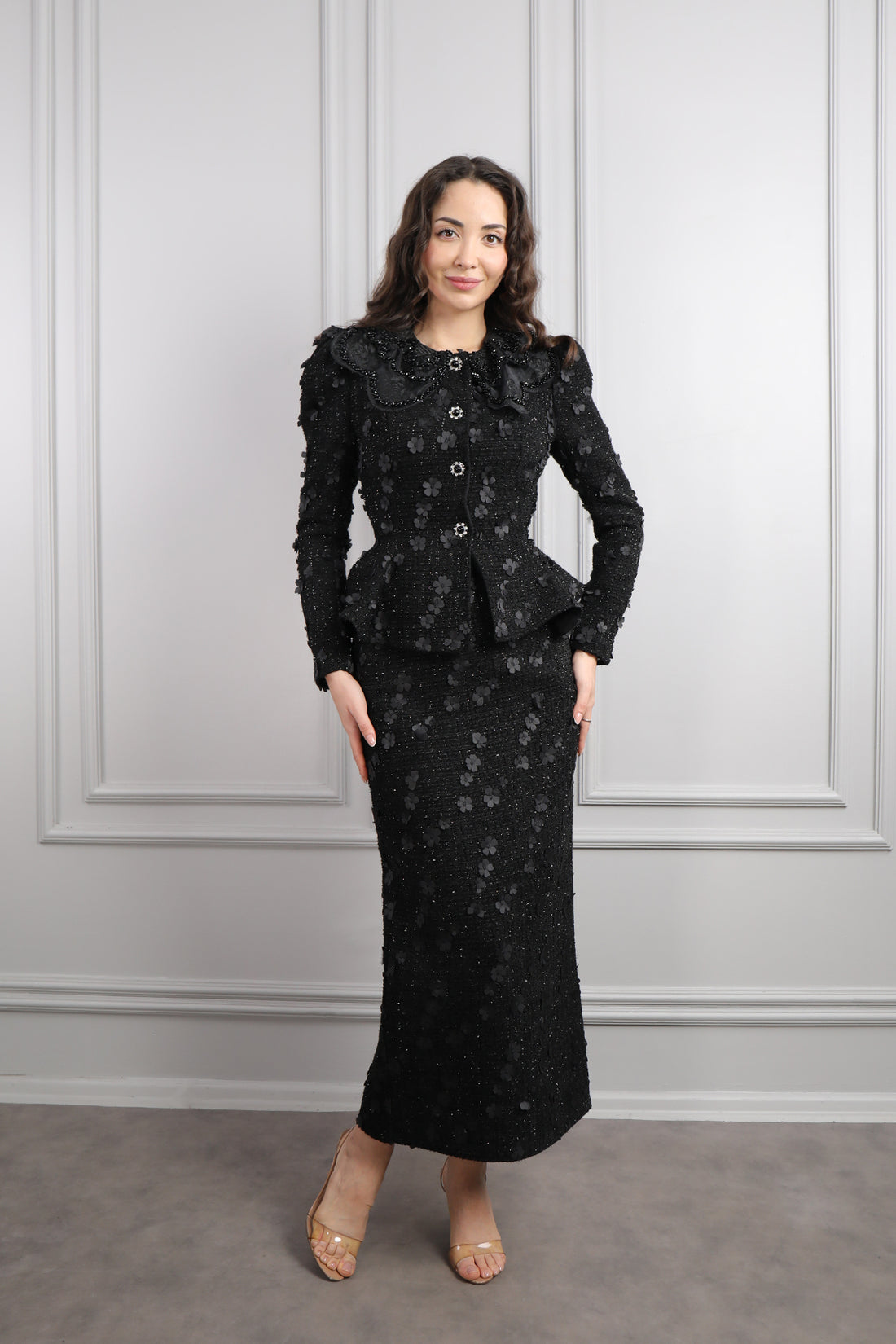 طقم تنورة وجاكيت بتطريزات ورود -اسود