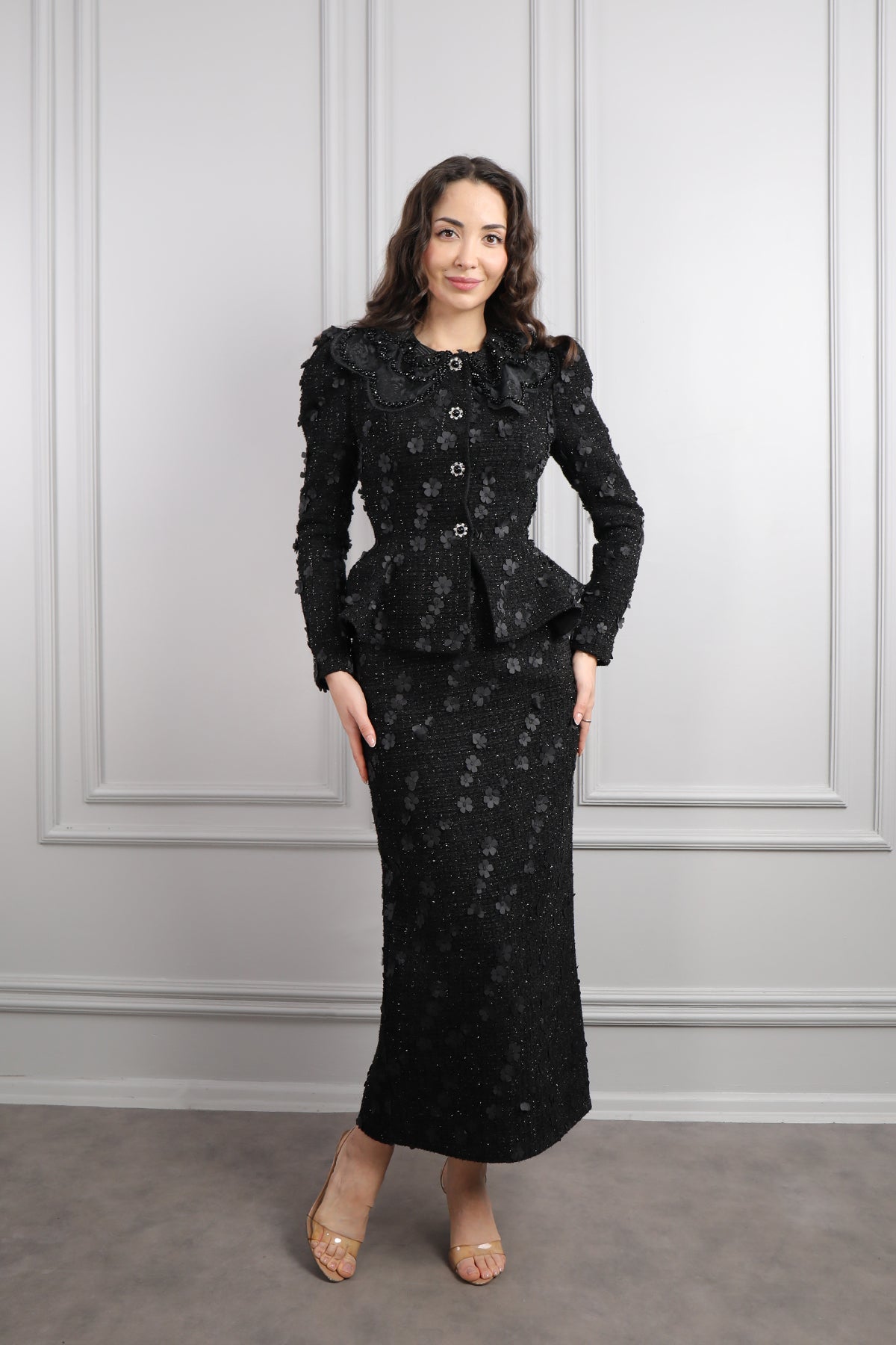 طقم تنورة وجاكيت بتطريزات ورود -اسود