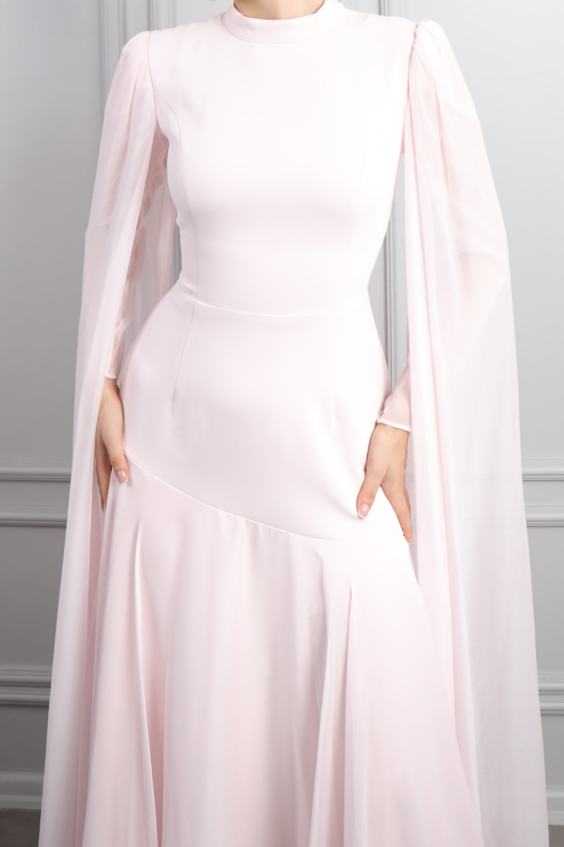 فستان خناقي بكايب من الاكتاف وتفاصيل ربط في الخلف -بمبي