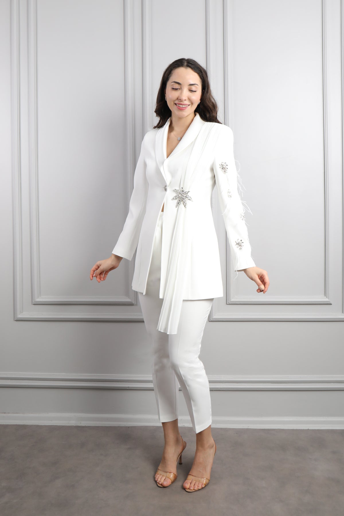 طقم بنطال وجاكيت مزين بالكريستالات والريش -ابيض