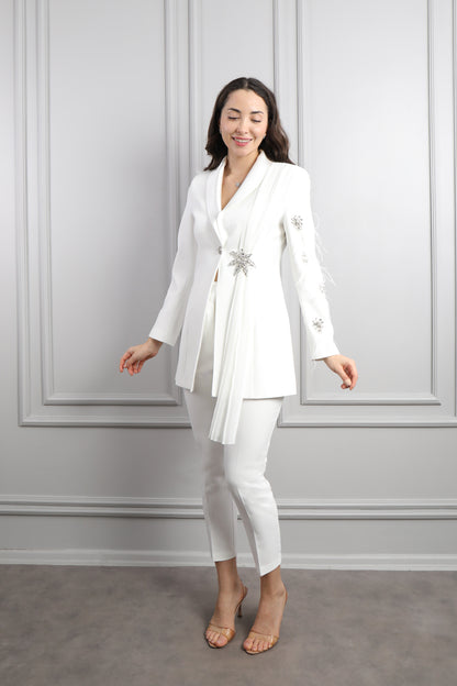 طقم بنطال وجاكيت مزين بالكريستالات والريش -ابيض