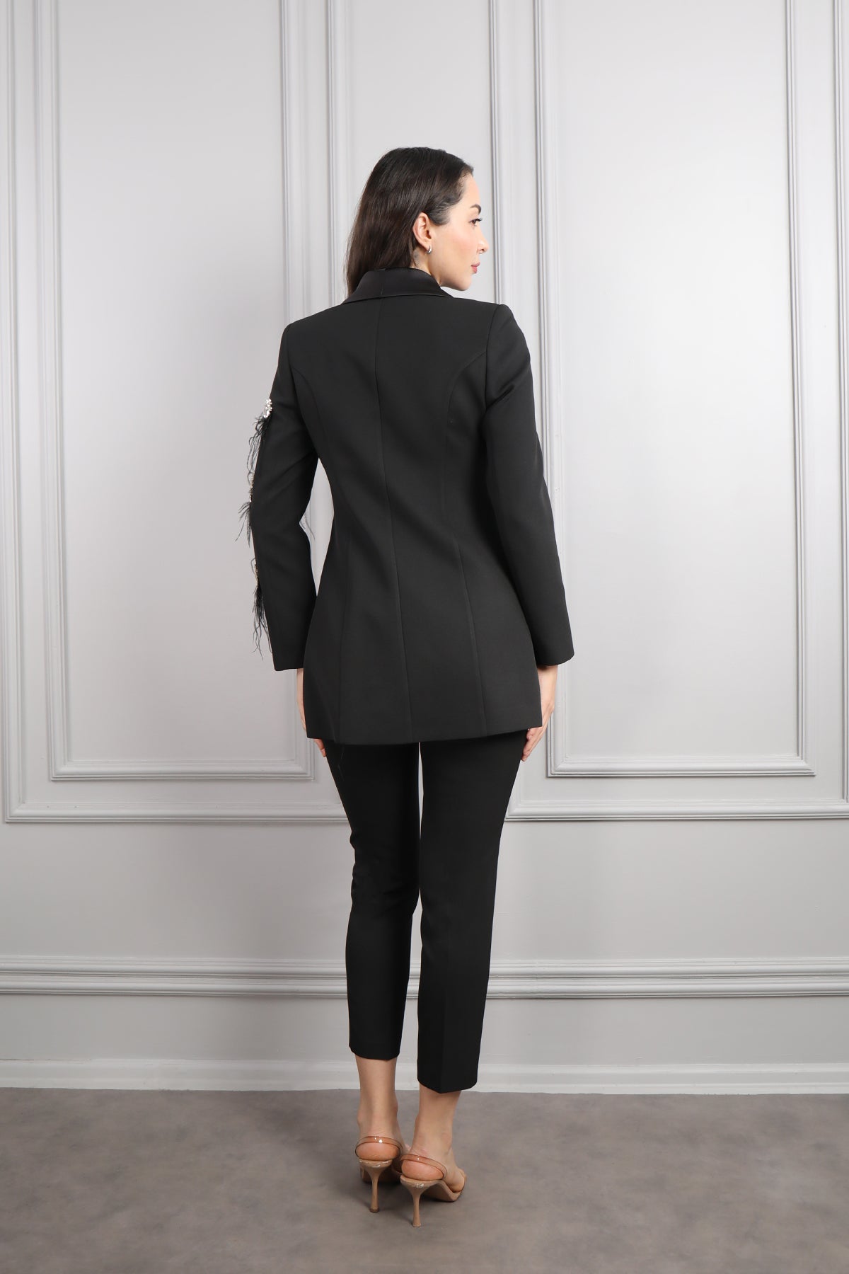 طقم بنطال وجاكيت مزين بالكريستالات والريش -اسود