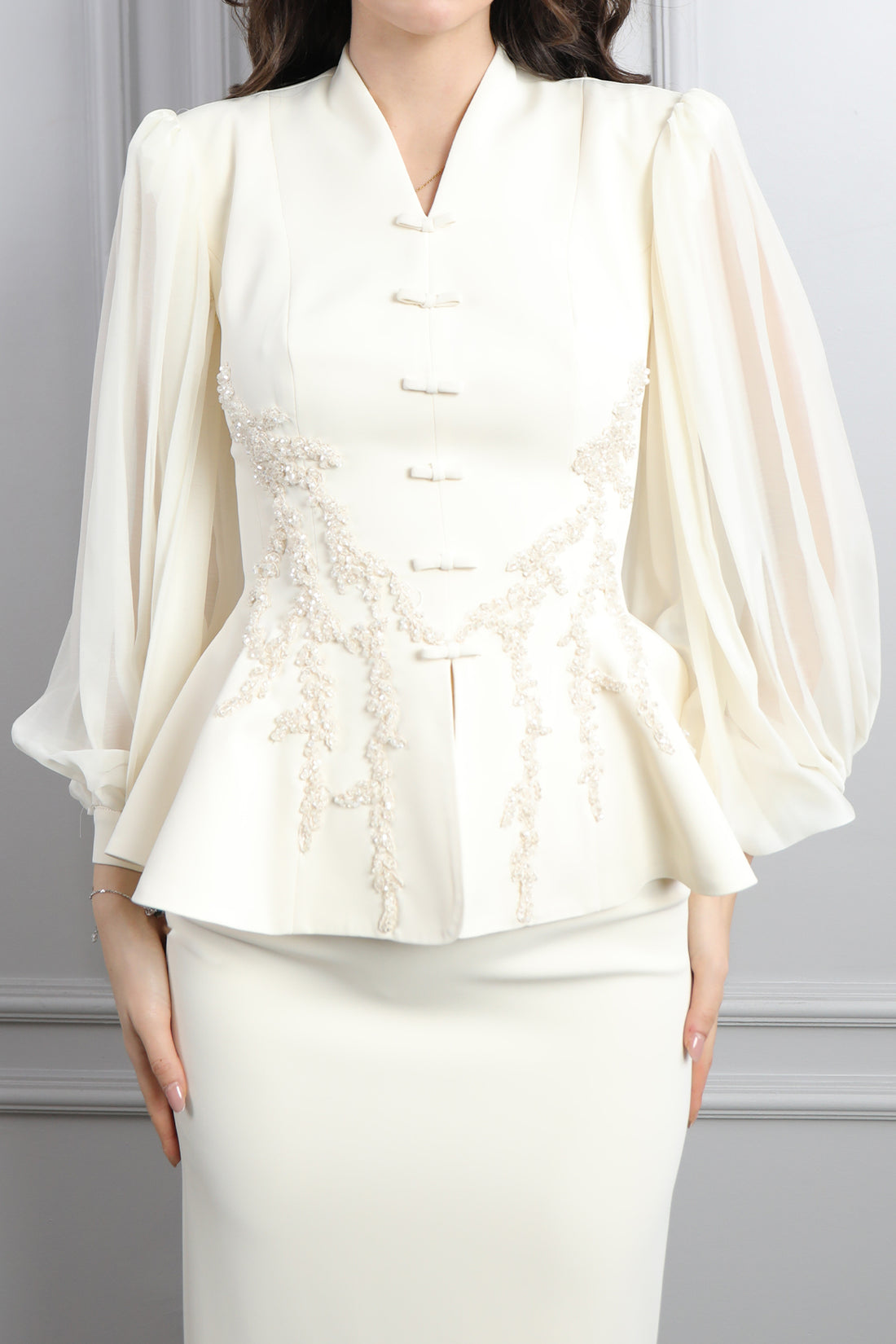 طقم تنورة بتصميم سمكي وجاكيت مزين بالخرز -سكري