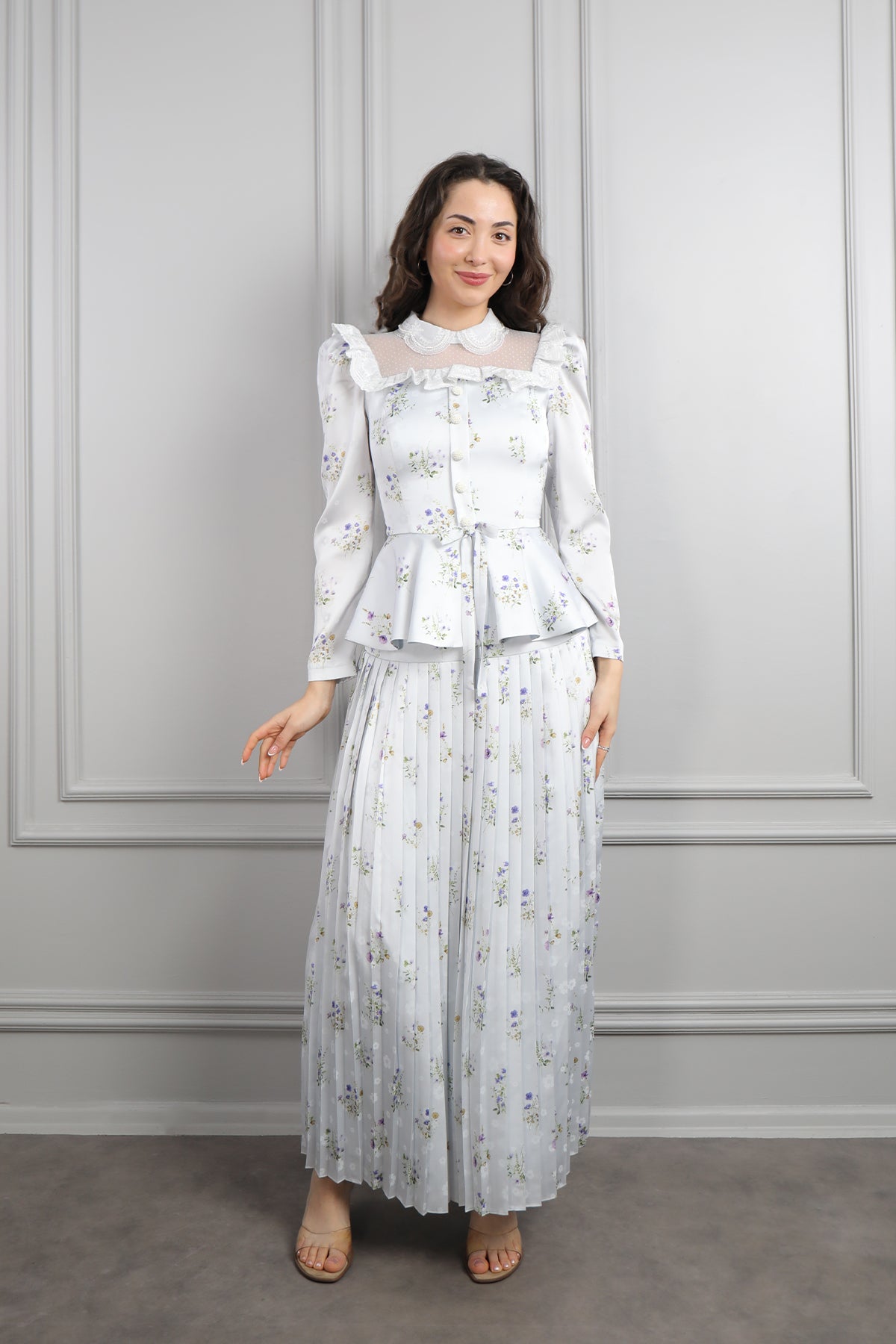 طقم ساتان تنورة بتكسيرات وتوب بياقة شفافة وكشكشة مع فيونكة عالخصر -ازرق