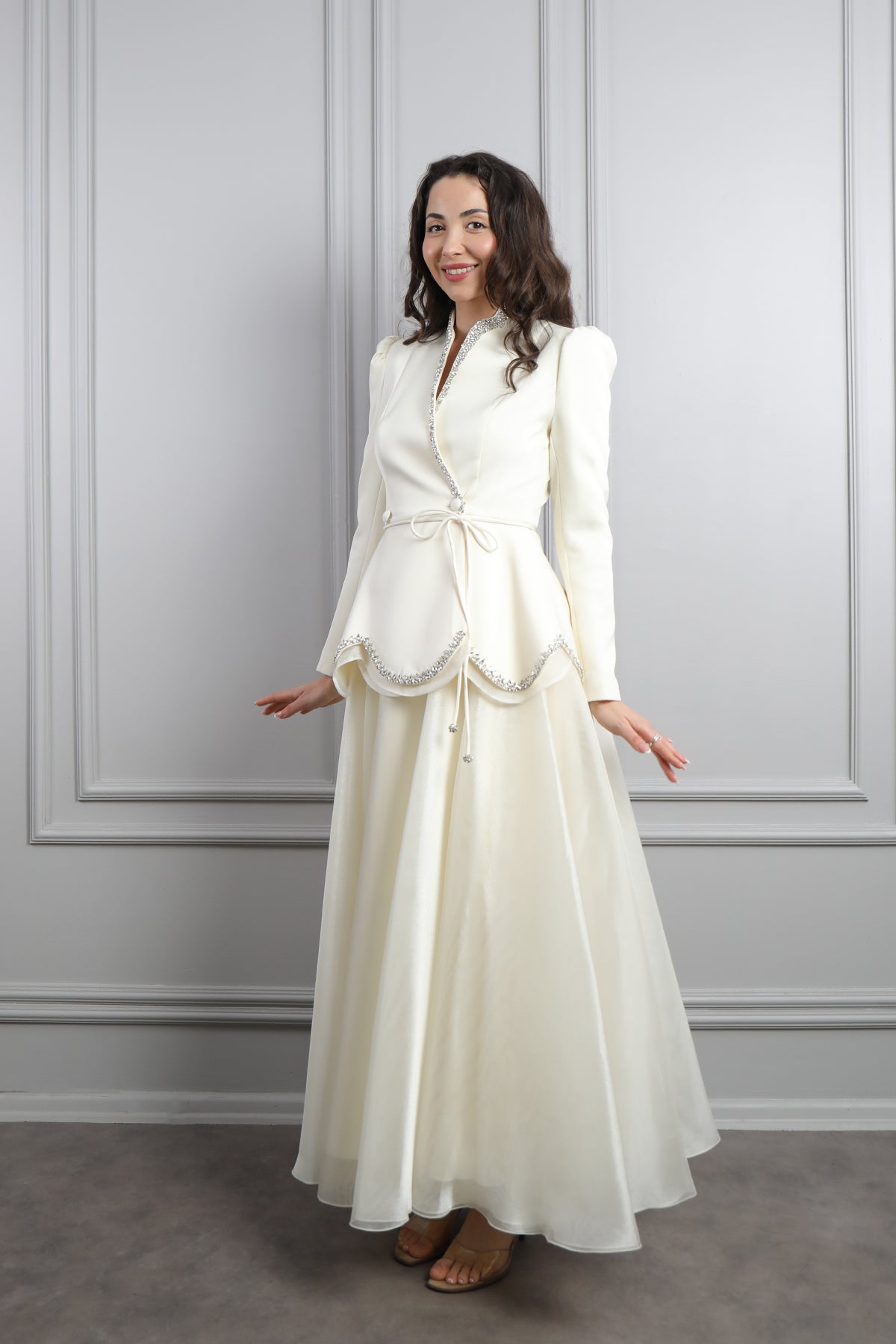 طقم تنورة وجاكيت مزين بتطريوات كريستالية -سكري