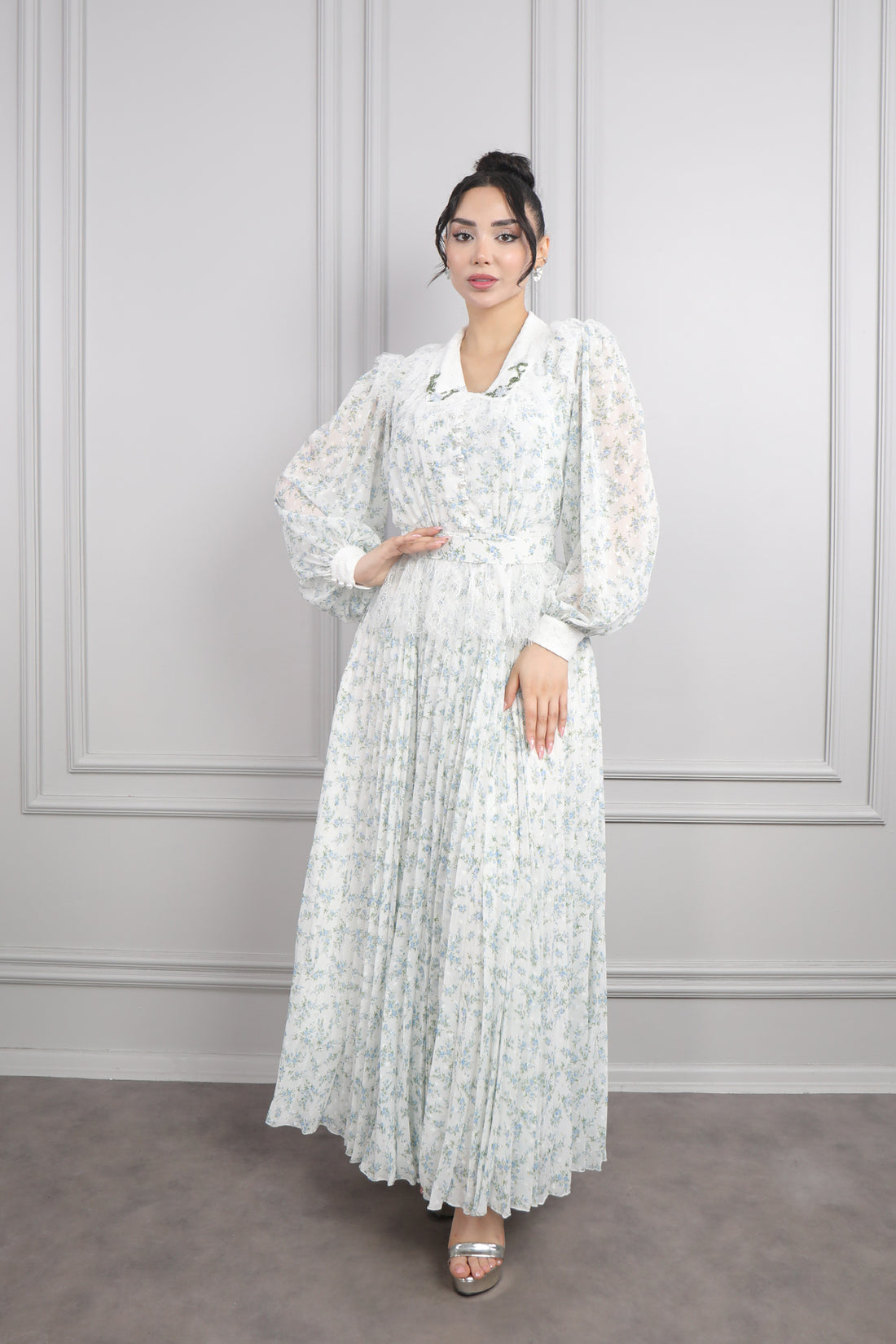 فستان شيفون باكمام شفافة مع حزام بتفاصيل دانتيلية وتصميم تنورة تكسيرات -ازرق