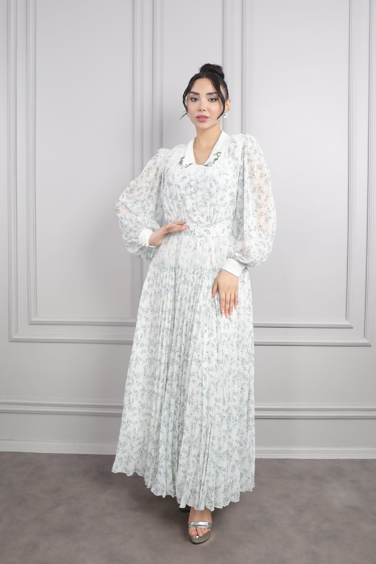 فستان شيفون باكمام شفافة مع حزام بتفاصيل دانتيلية وتصميم تنورة تكسيرات -ازرق