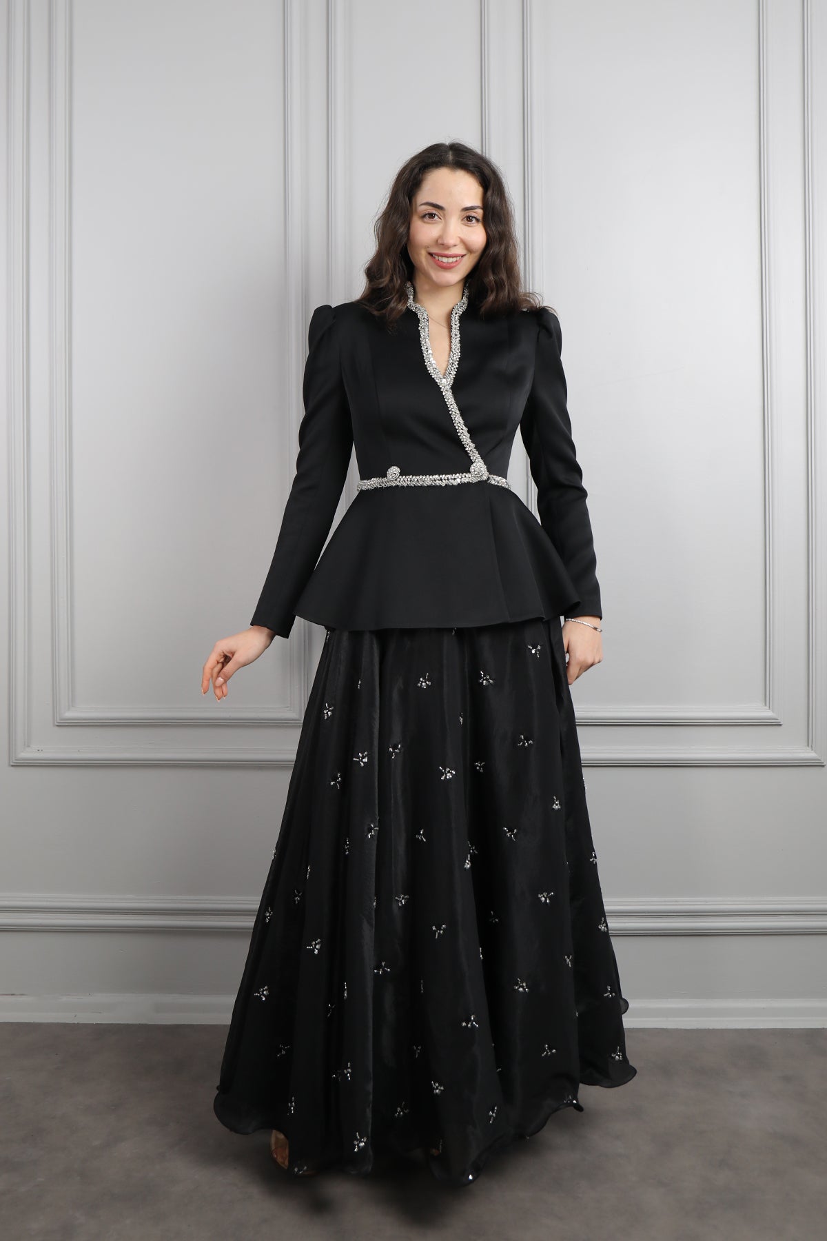 طقم تنورة مزين بتطريزات مع جاكيت مطرز بالفصوص -اسود