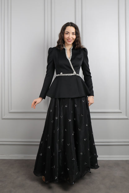 طقم تنورة مزين بتطريزات مع جاكيت مطرز بالفصوص -اسود