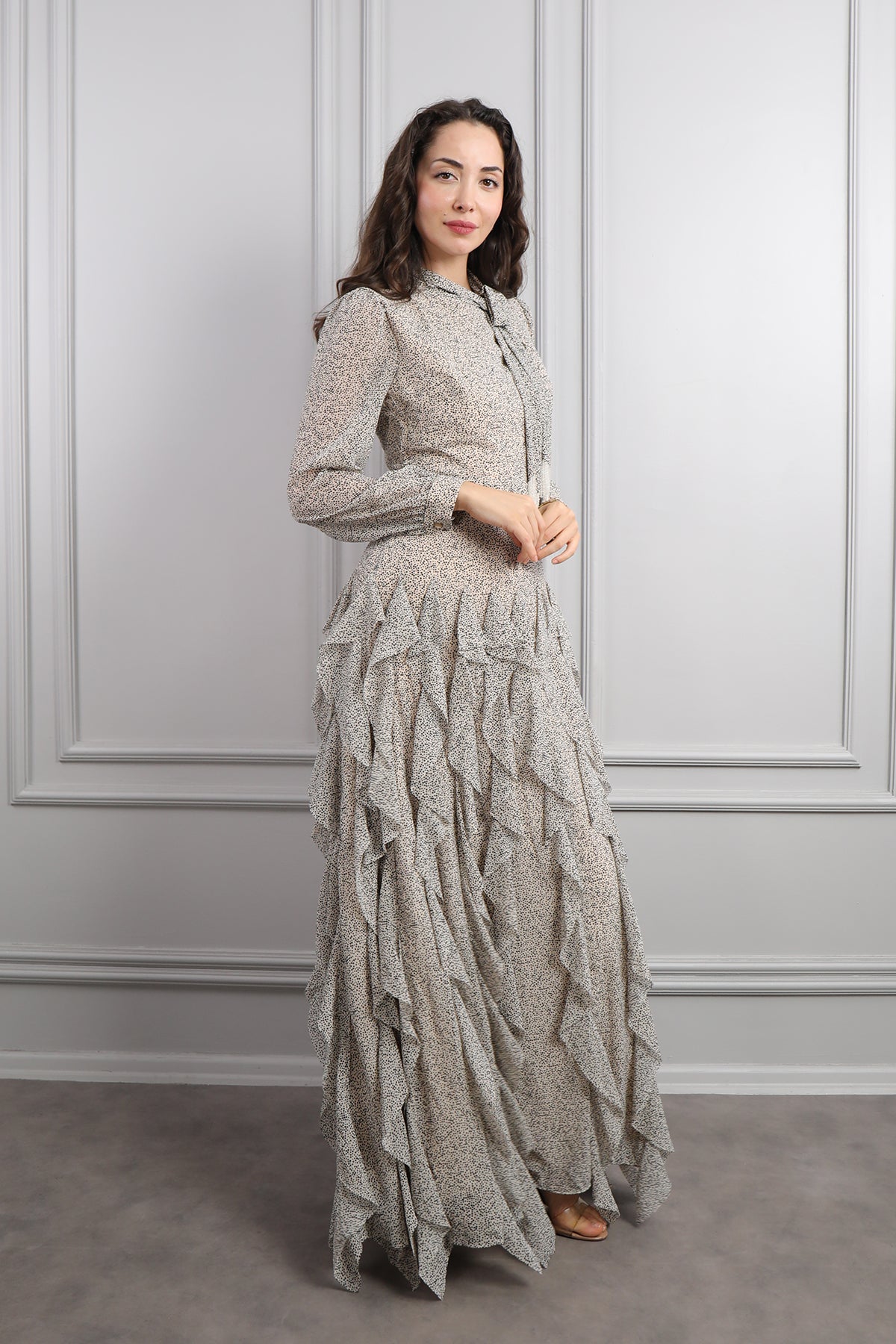 فستان شيفون منقط بكشكشة عالتنورة -بيج