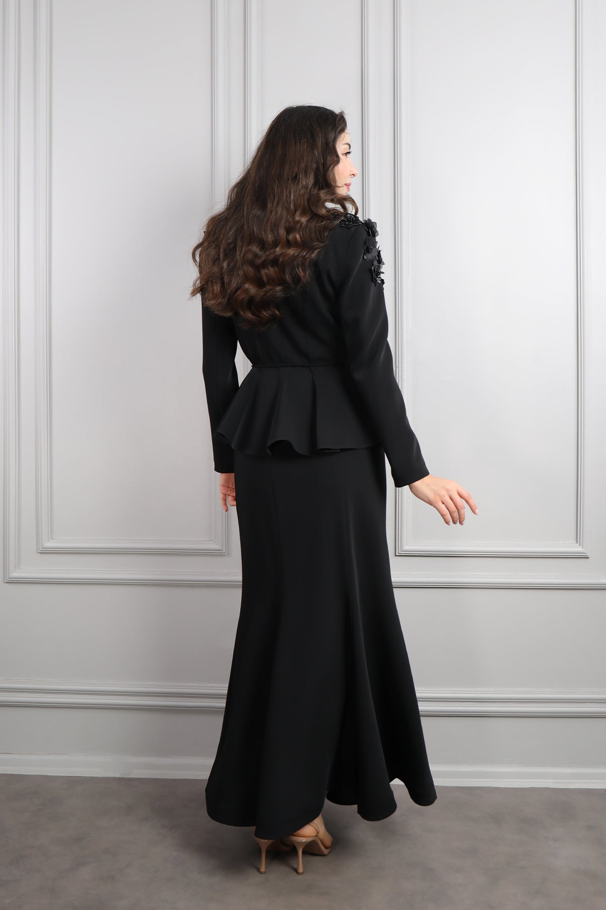 طقم تنورة وجاكيت مزين بالورود مع حزام -اسود