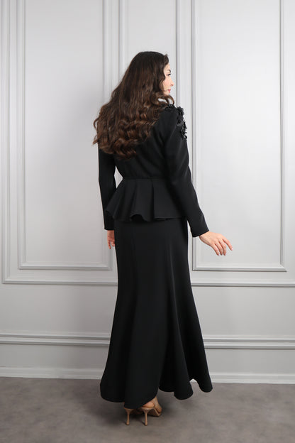 طقم تنورة وجاكيت مزين بالورود مع حزام -اسود