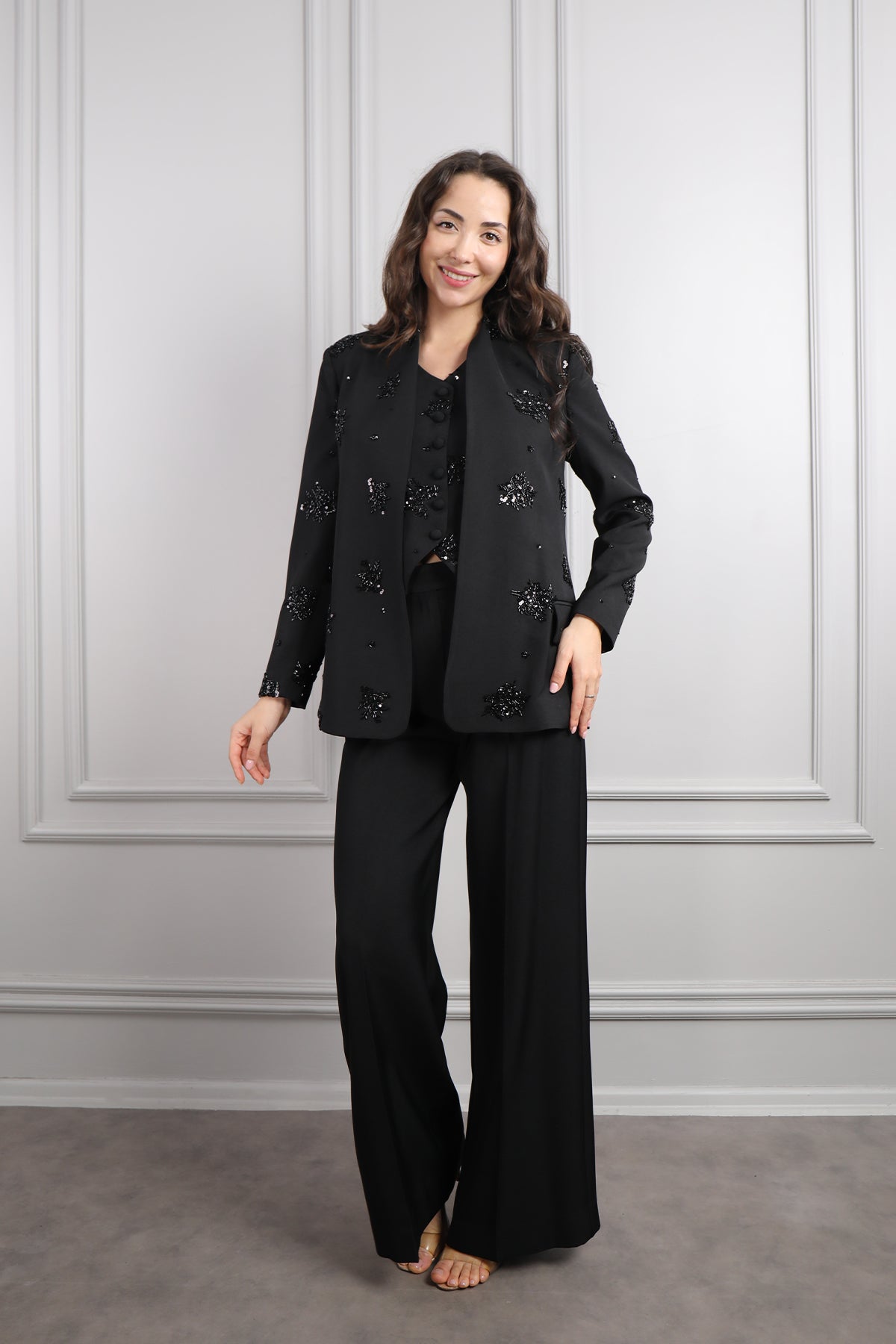 طقم ثلاثة قطع مزين بتطريزات خرزية -اسود