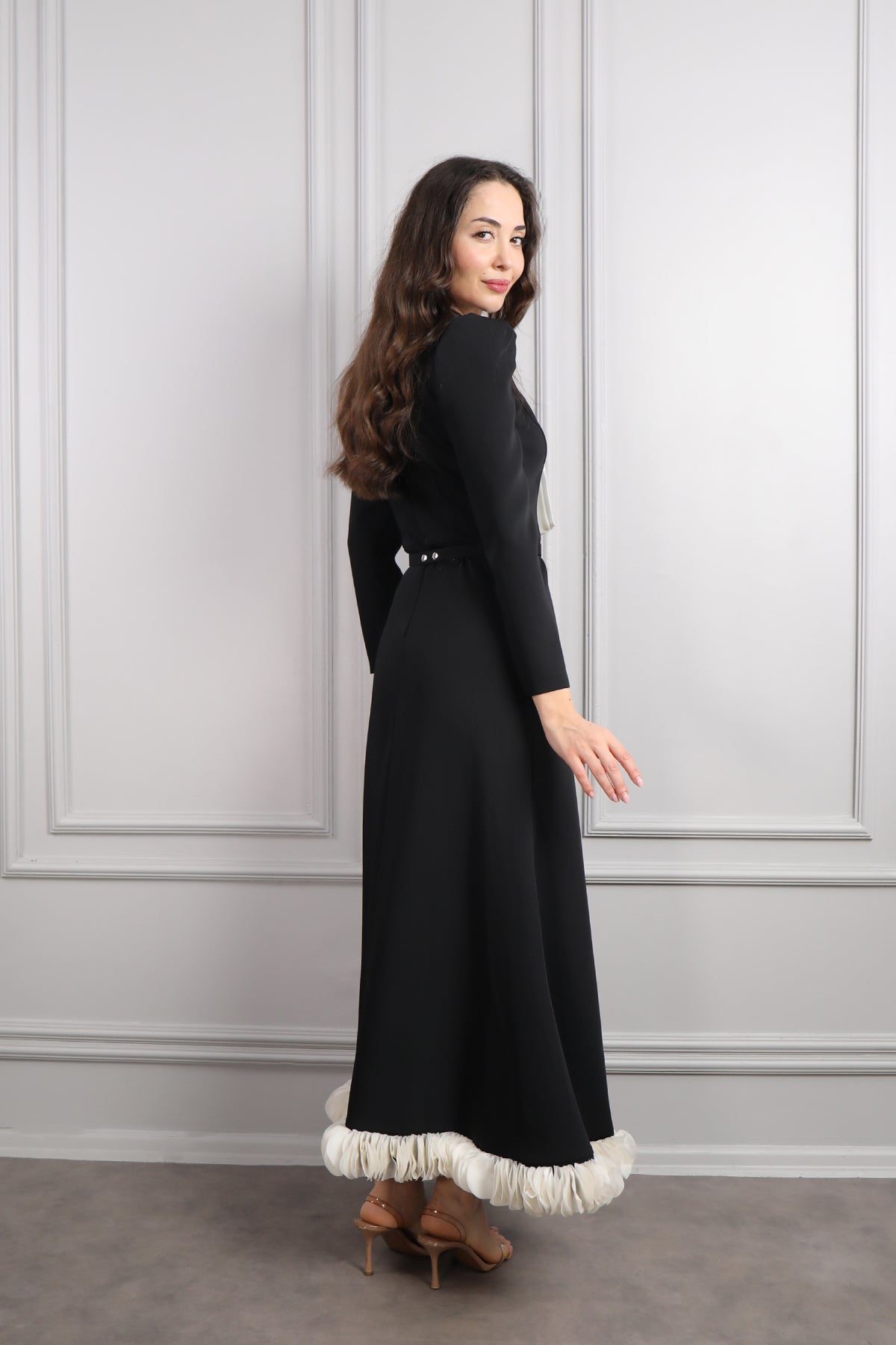 فستان بياقة تنربط وزينة ازرار وتفاصيل كشكشة -اسود