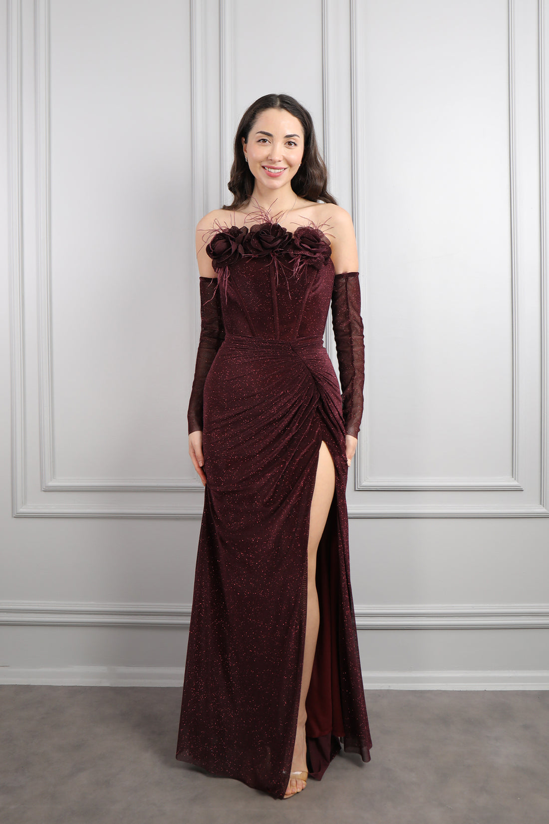 فستان سهرة لامع بتصميم سترابلس مزين بالورود مع اكمام متحركة -عودي