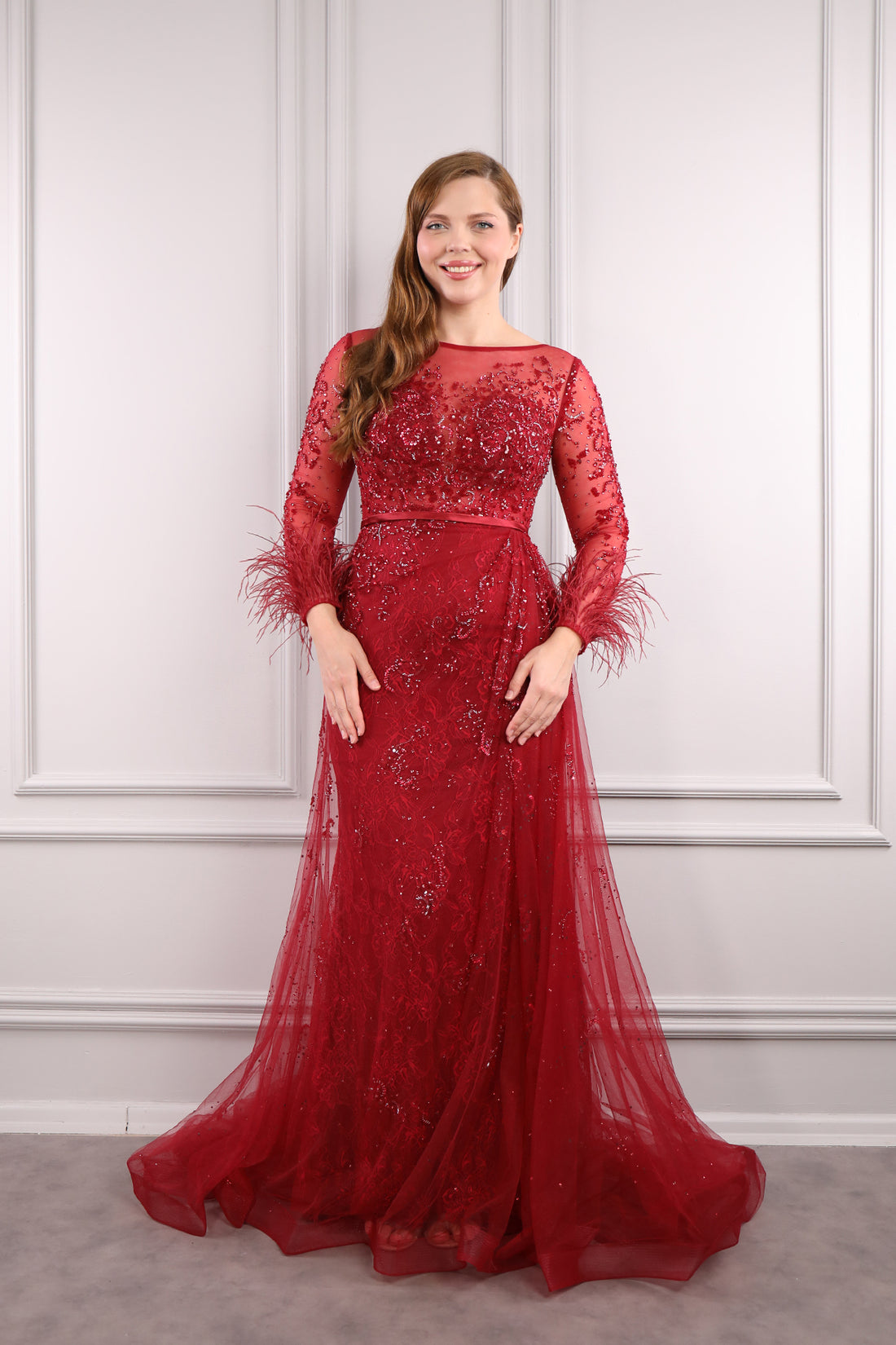 فستان سهرة بتطريز كريستال وياقة كبيرة وريش عالاساور -احمر