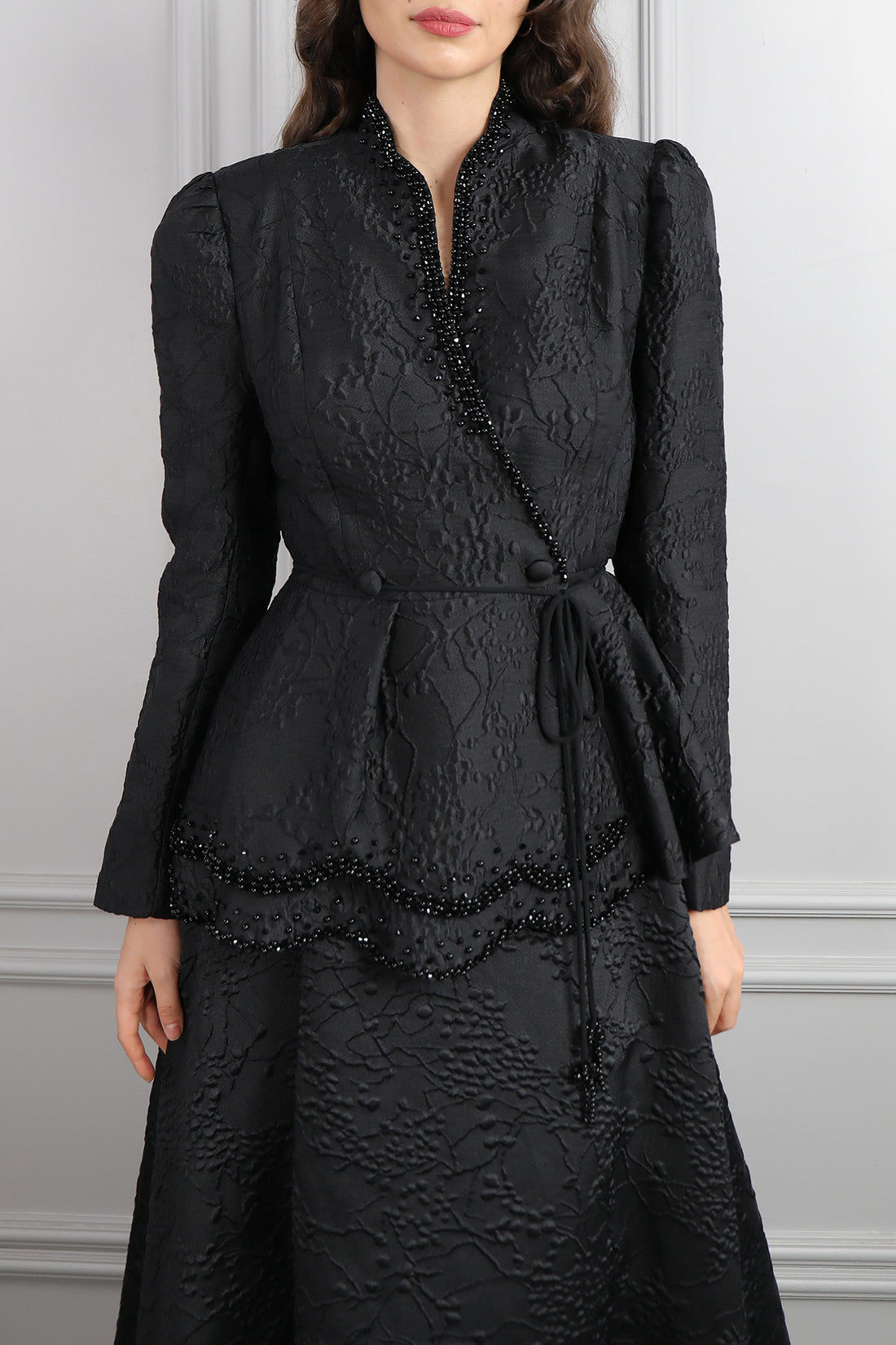 طقم تنورة وجاكيت مزين بالخرز وتفصيل طبقات -اسود