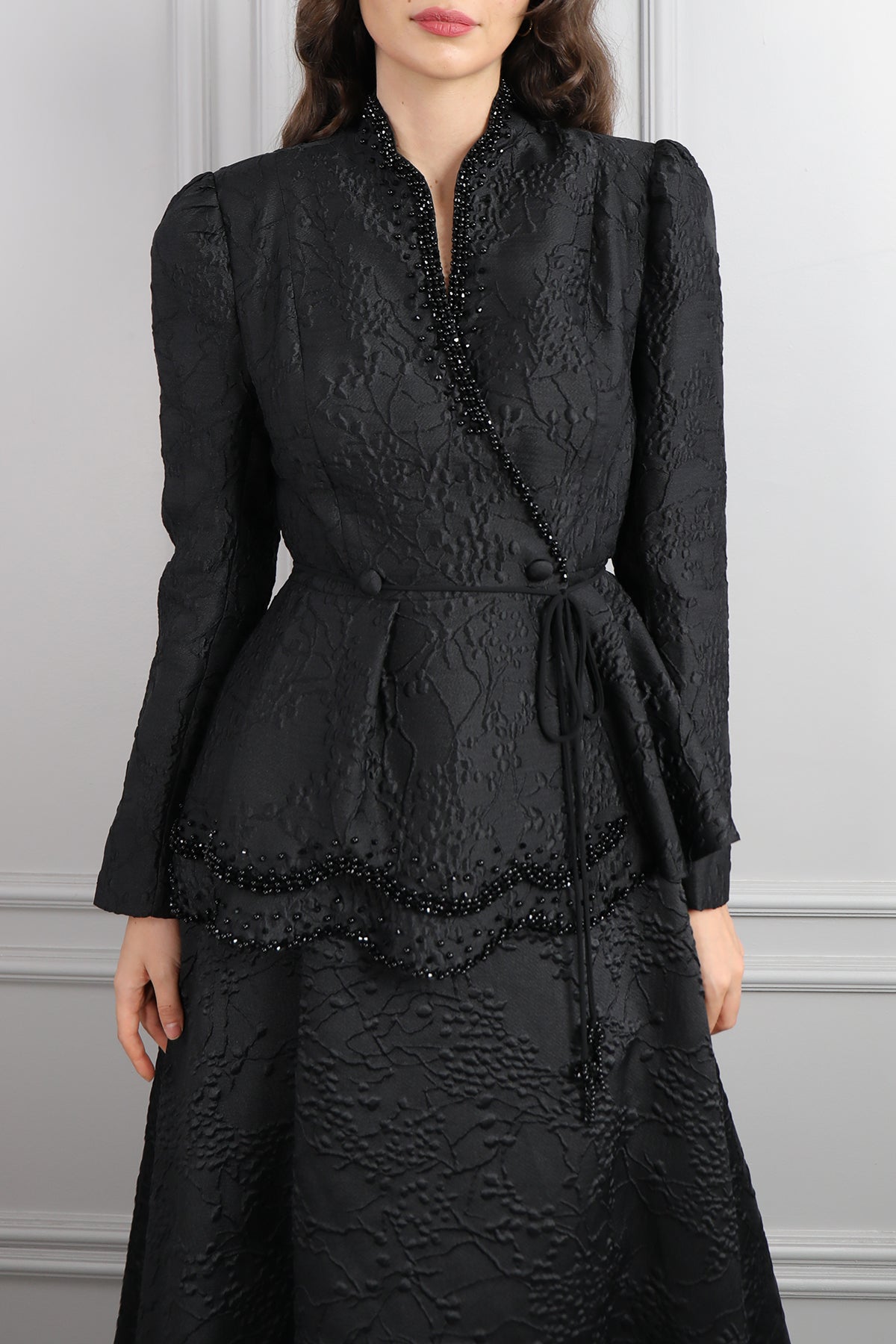 طقم تنورة وجاكيت مزين بالخرز وتفصيل طبقات -اسود