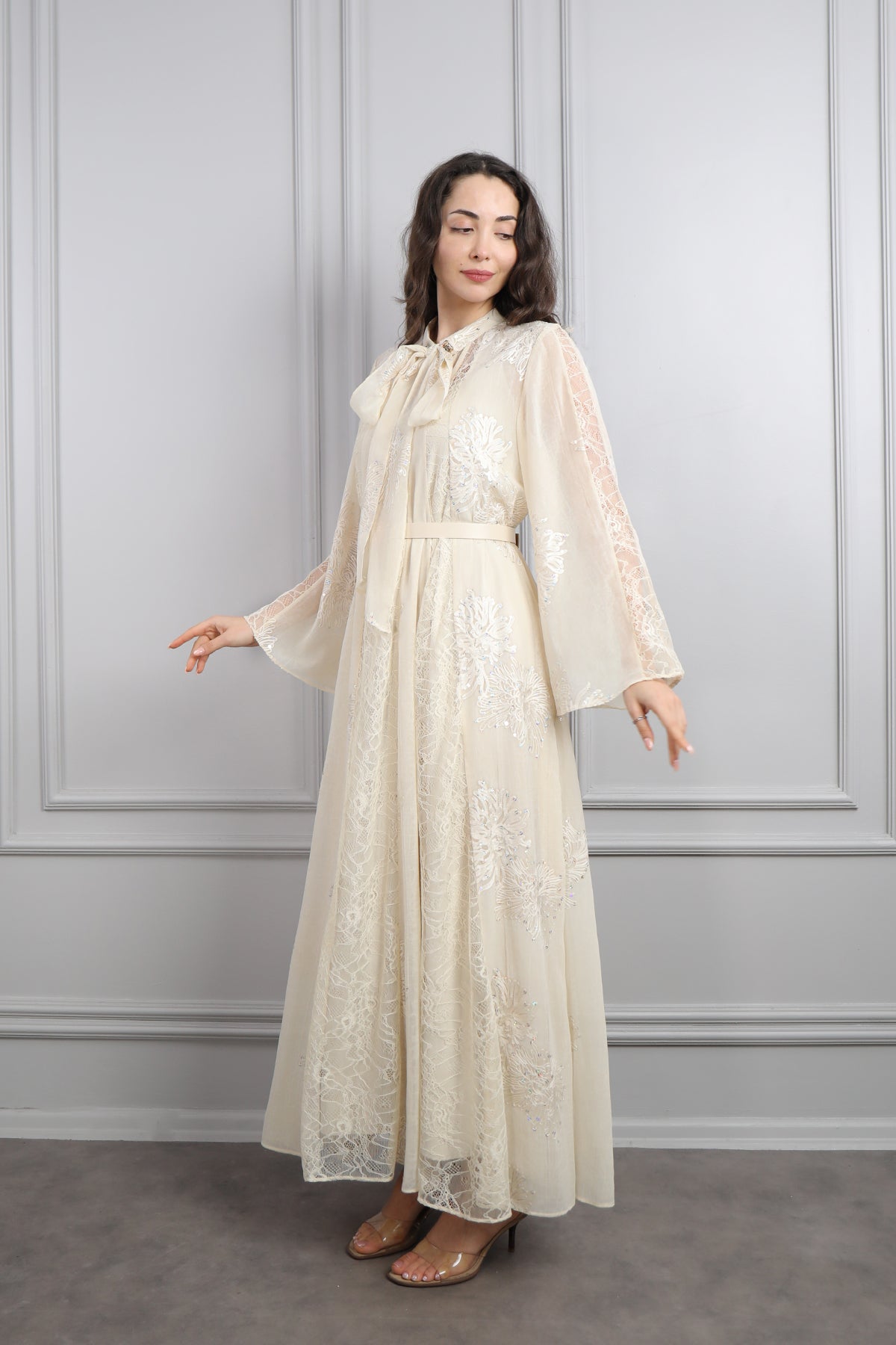 فستان شيفون بتفاصيل دانتيلية بياقة تنربط مع حزام عالخصر -سكري