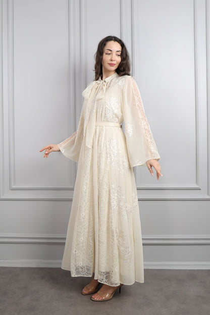 فستان شيفون بتفاصيل دانتيلية بياقة تنربط مع حزام عالخصر -سكري