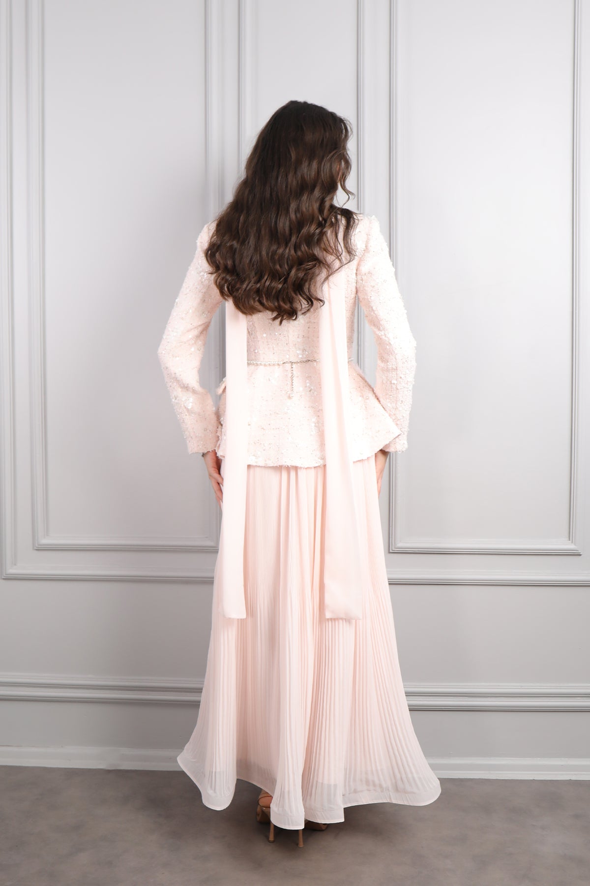 طقم تنورة وجاكيت لامع بحزام لؤلؤي ووشاح -بمبي