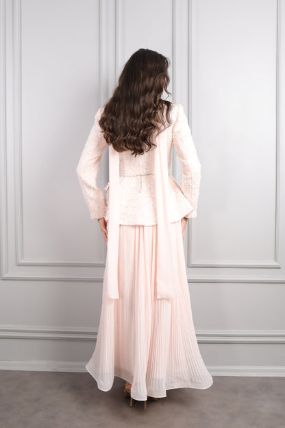 طقم تنورة وجاكيت لامع بحزام لؤلؤي ووشاح -بمبي