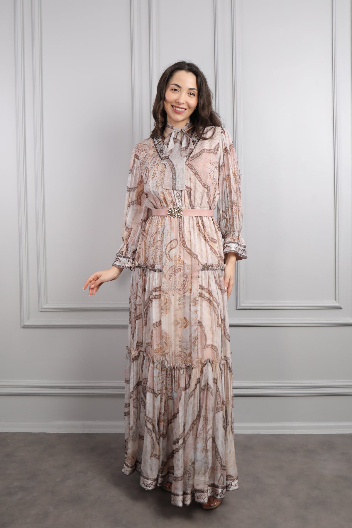 فستان شيفون بتفاصيل كشكشة وياقة تنربط مع حزام عالخصر -بني