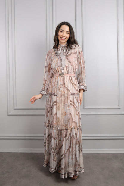 فستان شيفون بتفاصيل كشكشة وياقة تنربط مع حزام عالخصر -بني