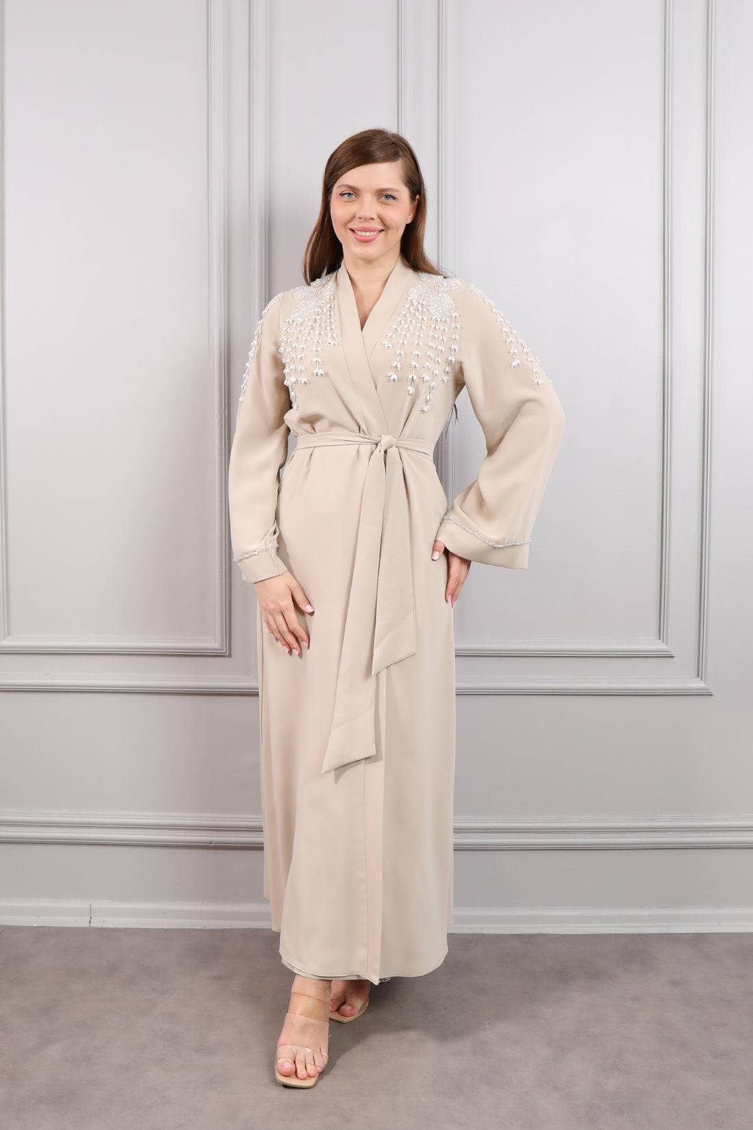 عباية بتطريزات كريستالية وحزام عالخصر -بيج