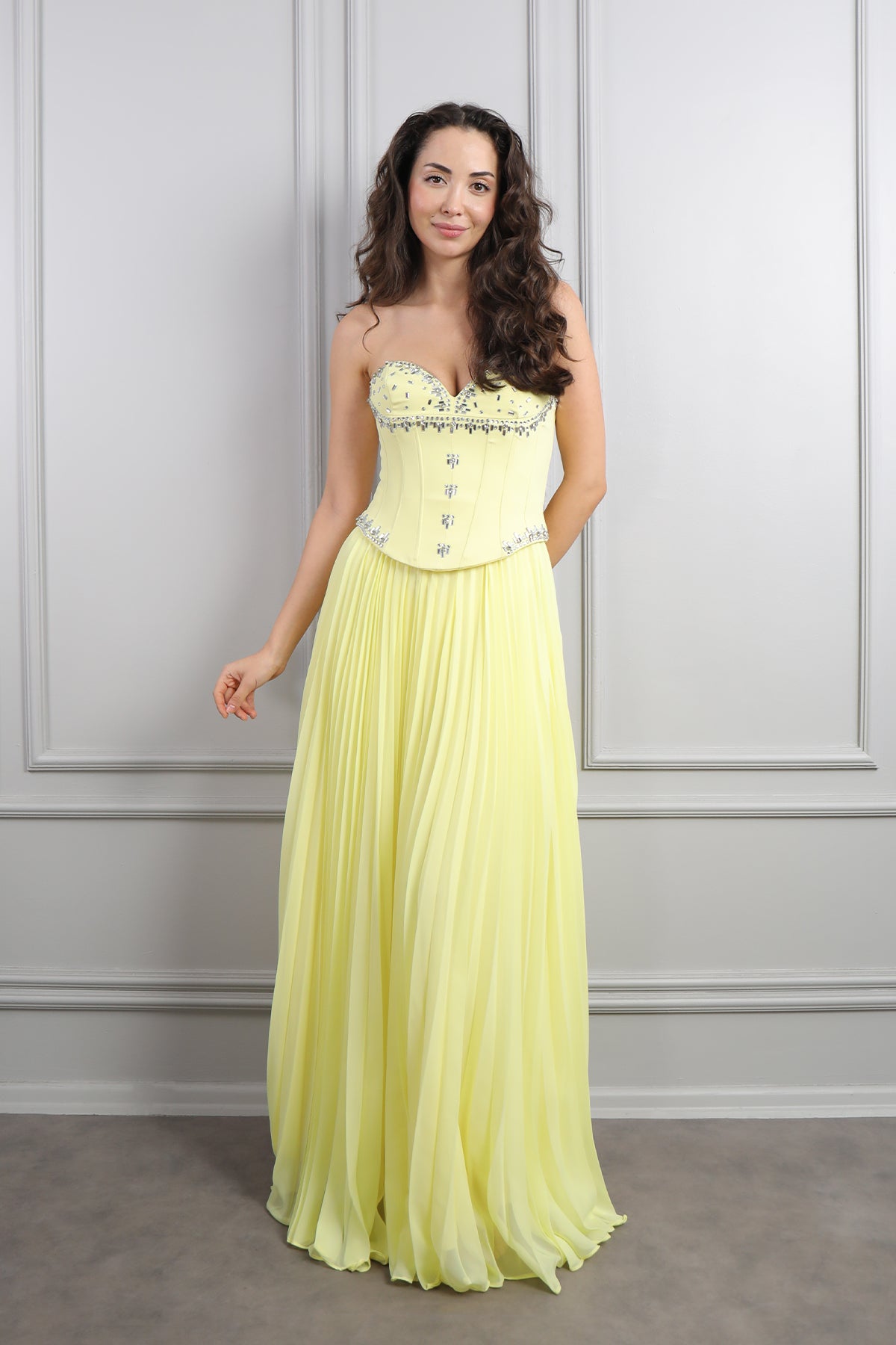 فستان سهرة سترابلس مطرز بالكريستالات بتنورة بتكسيرات -اصفر