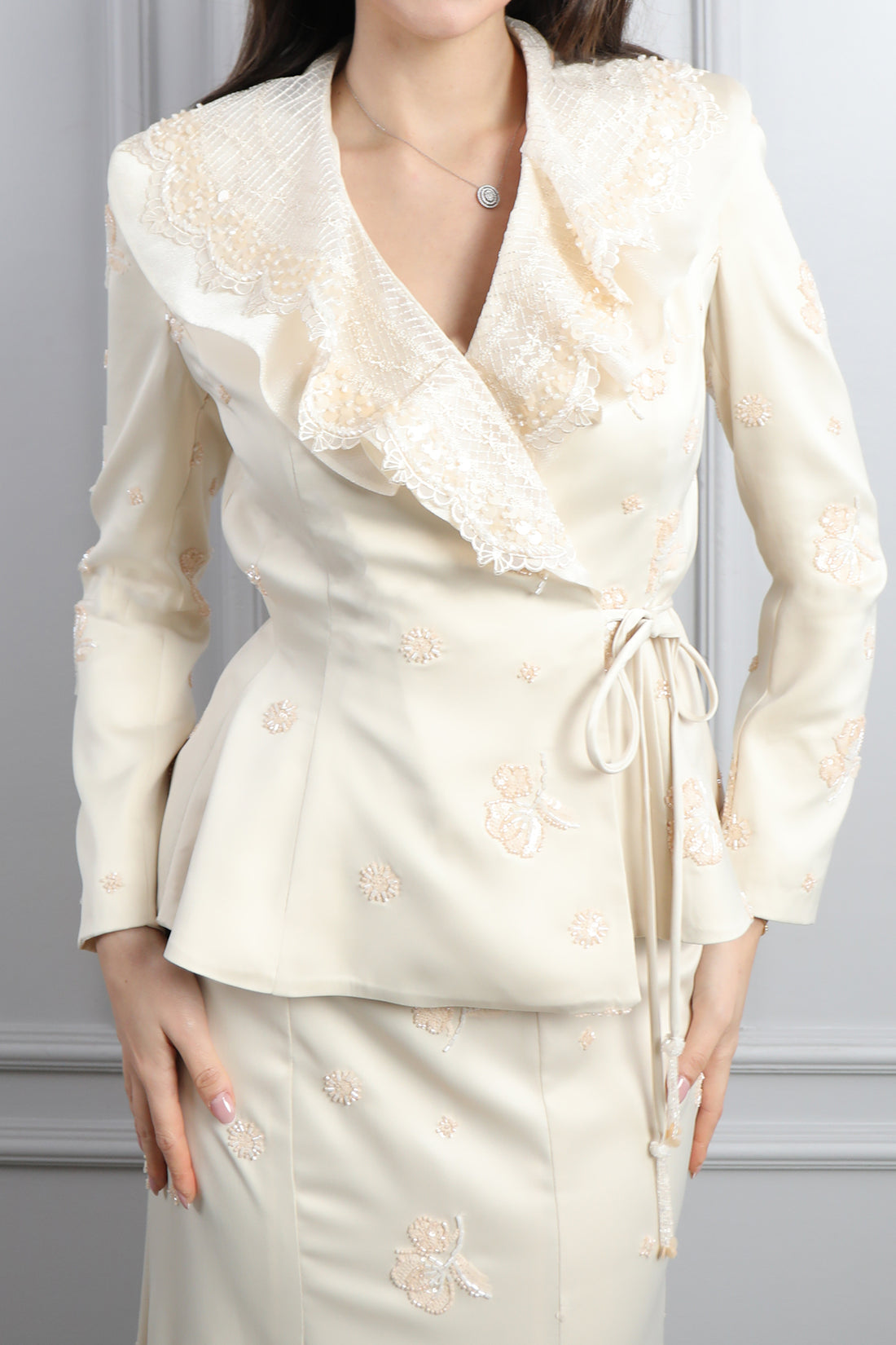 طقم تنورة وتوب رسمي مزين بتطريزات لؤلؤية وتفاصيل كشكشة عالياقة-سكري