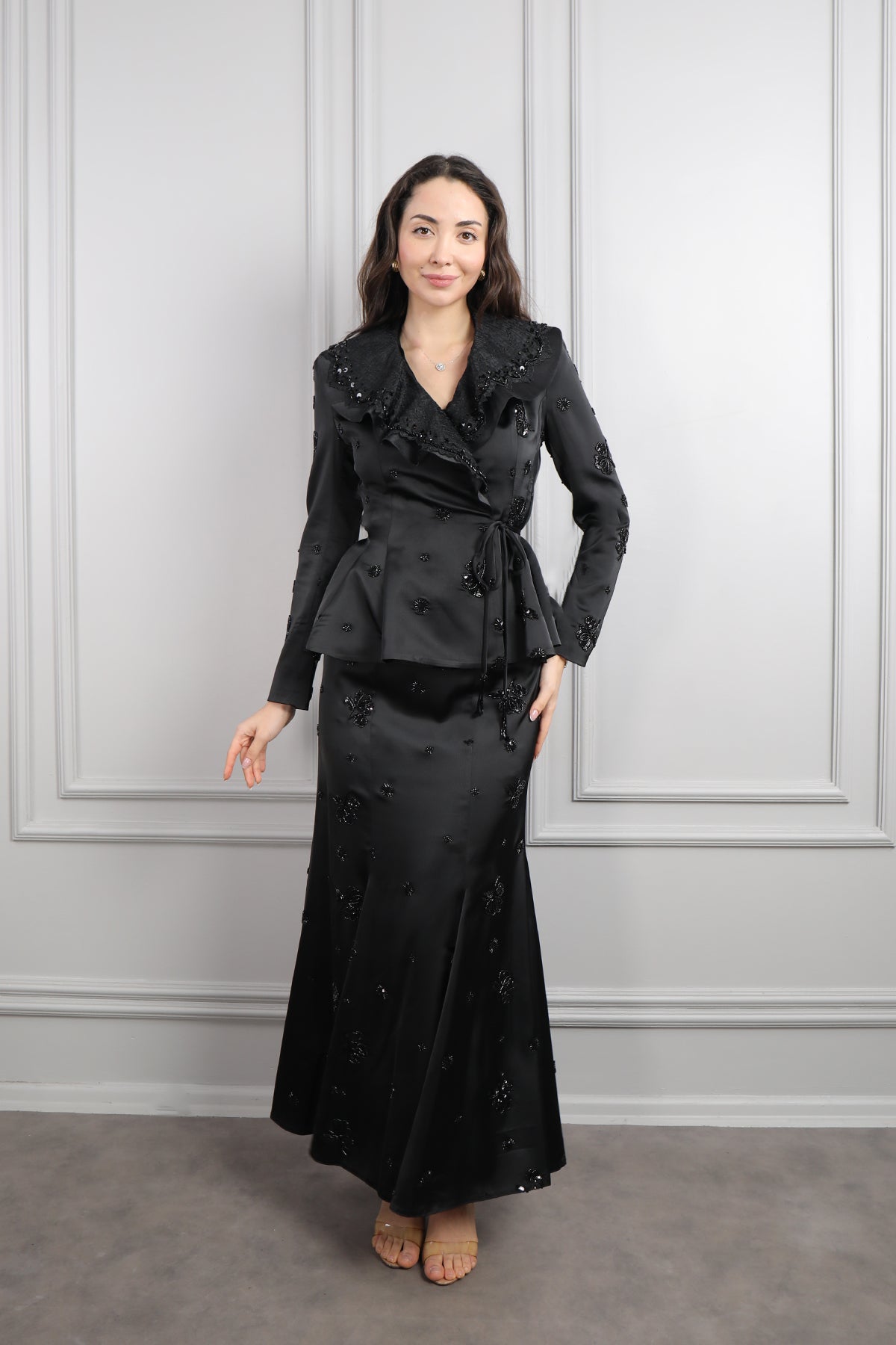 طقم تنورة وتوب رسمي مزين بتطريزات لؤلؤية وتفاصيل كشكشة عالياقة -أسود