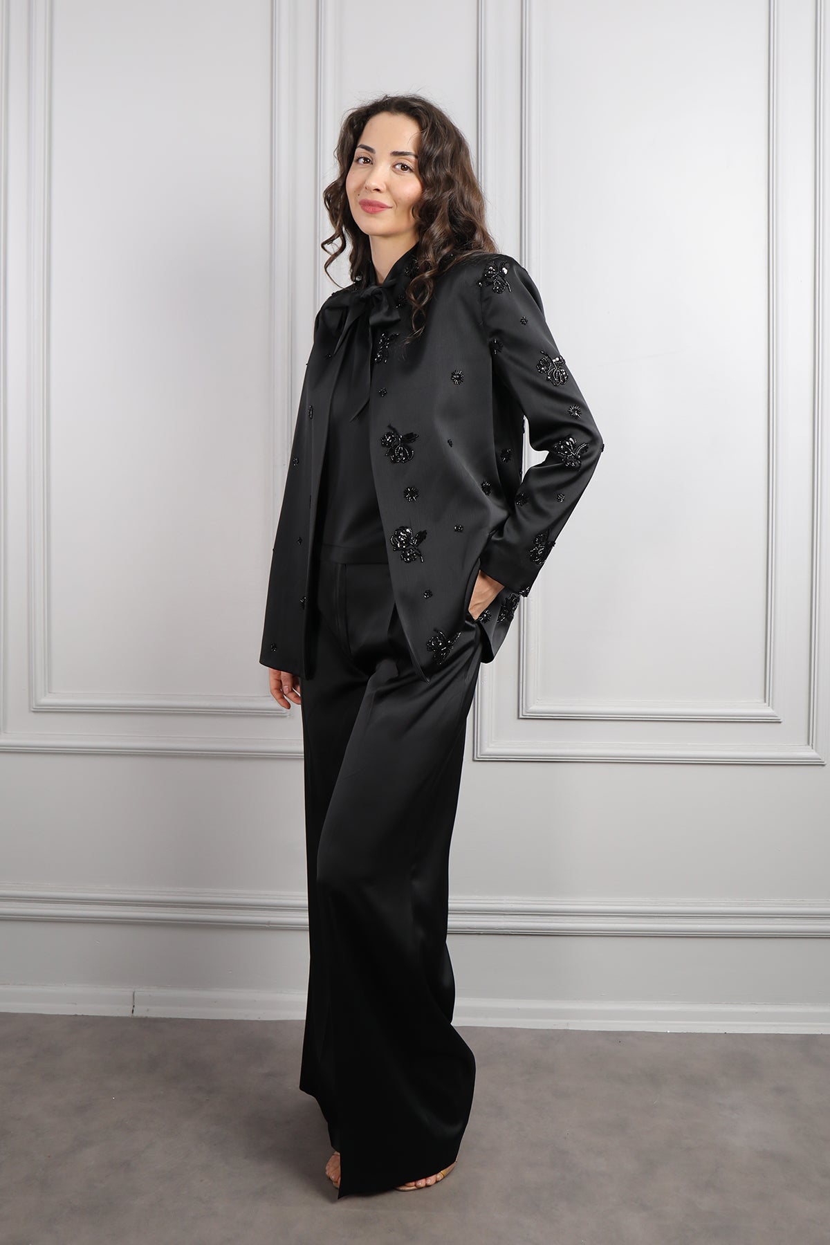 طقم ساتان ثلاثي بنطال وبلوزة بتطريزات خرزية -اسود