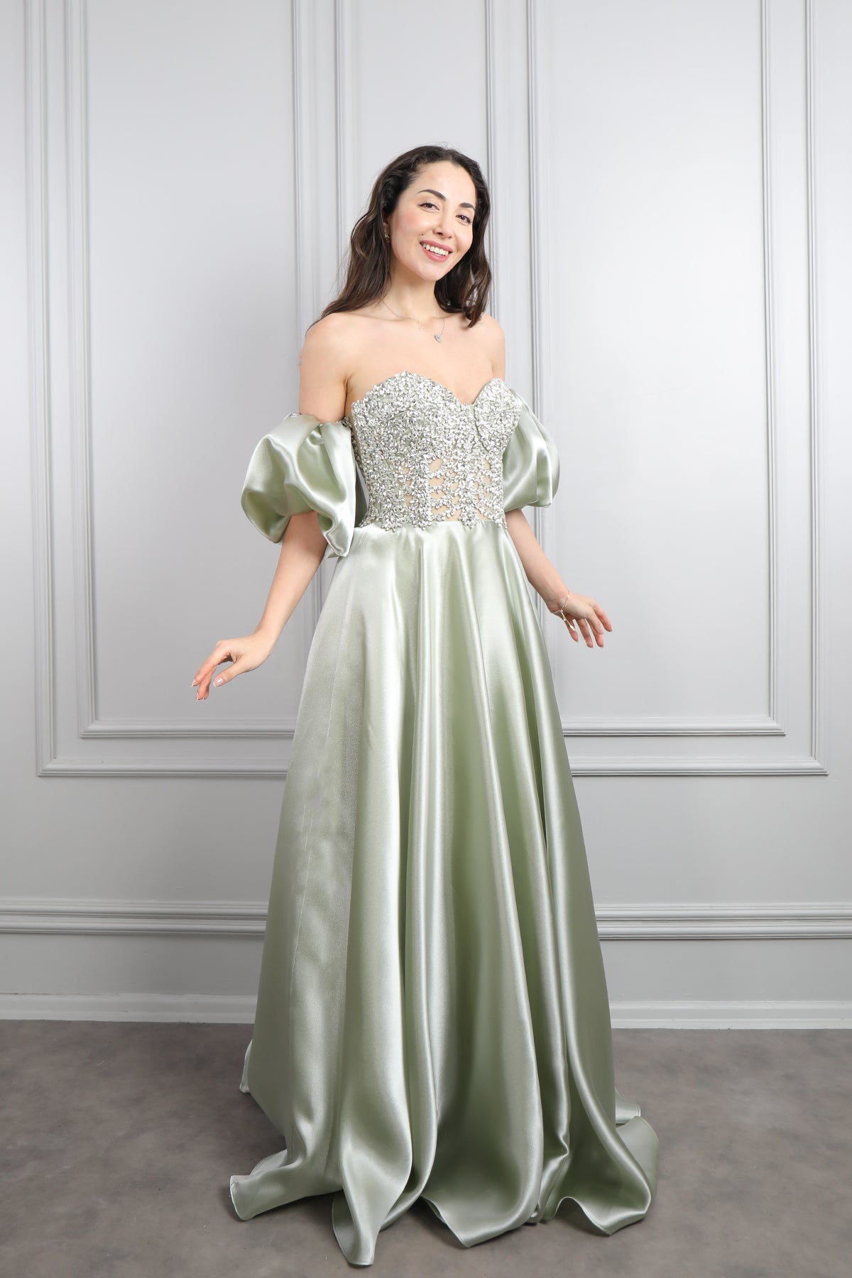 فستان سهرة ساتان سترابلس باكمام بالون وتطريزات كريستالية -اخضر