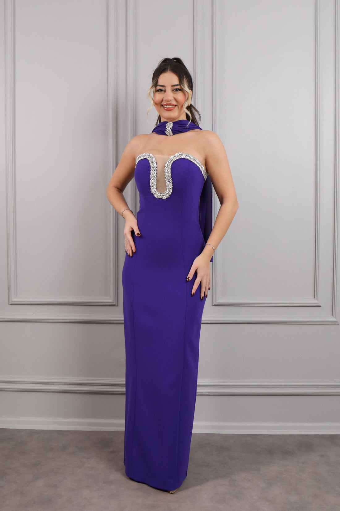 فستان سهرة سترابلس بفتحة في الصدر مزينة بالكريستالات مع اكسسوار عالعنق -موفي