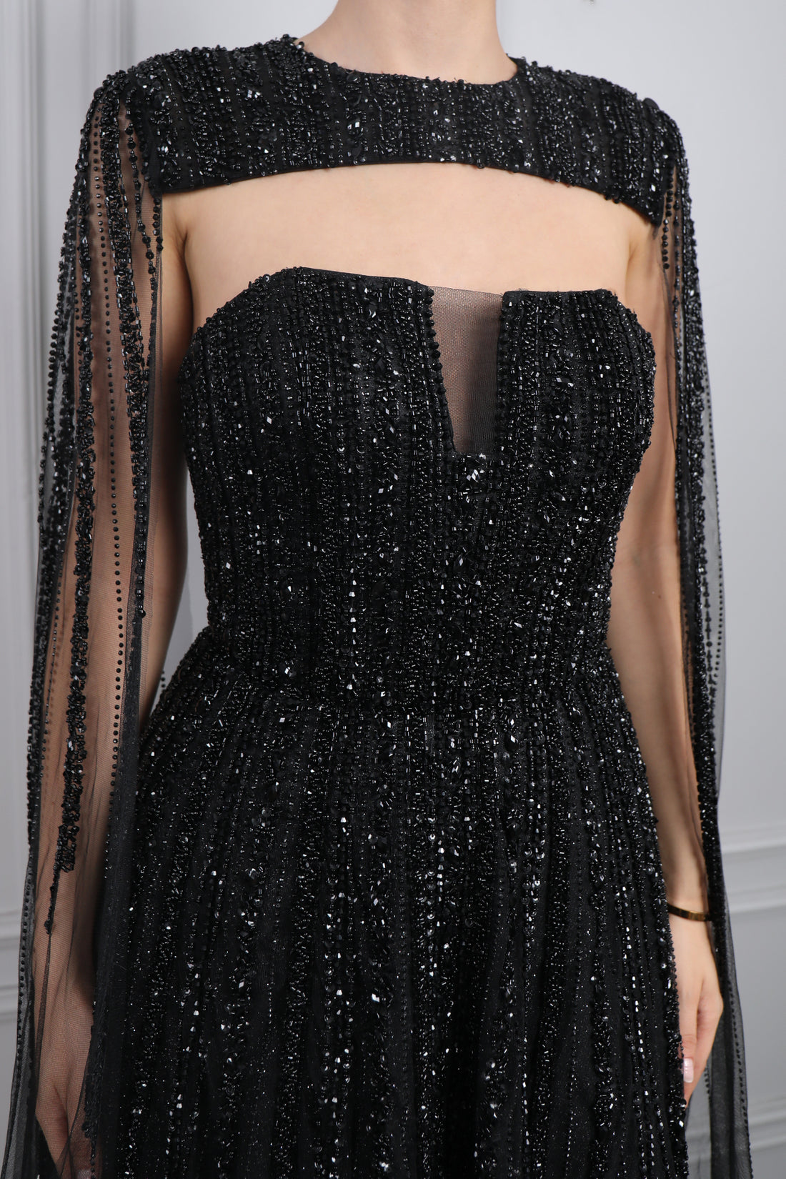 فستان سهرة سترابلس مطرز بالكريستالات مع تفصيل كاب عالكتف من &quot;المجموعة الخاصة&quot; - اسود